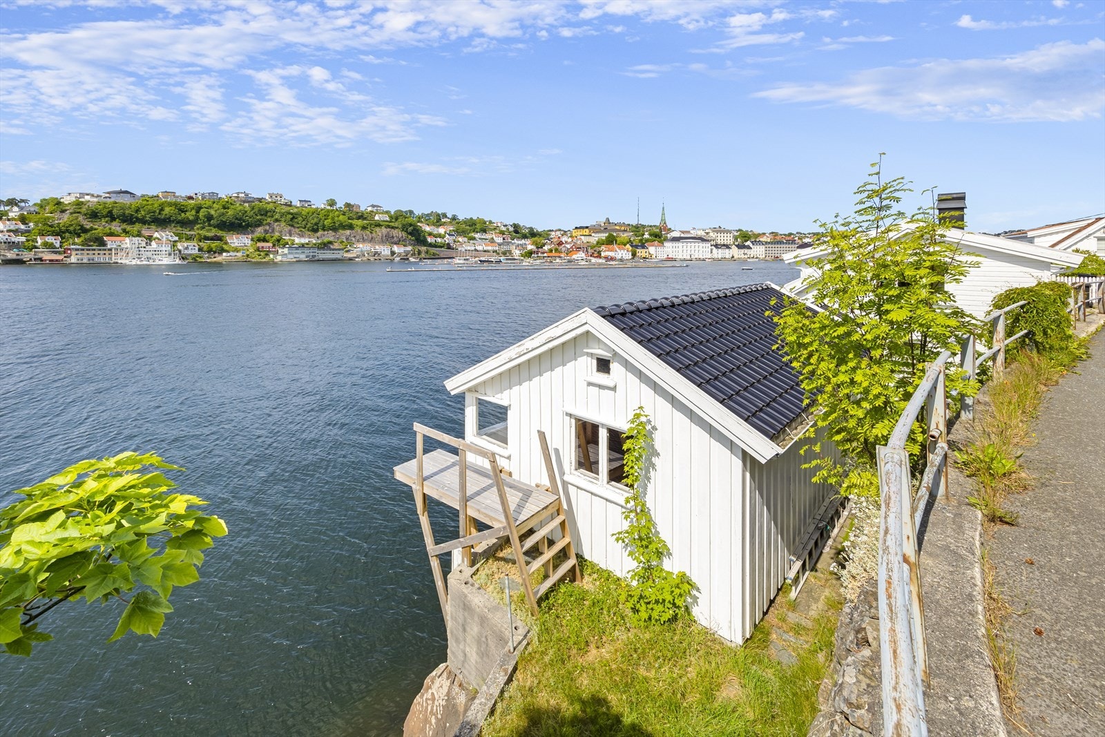 Frittliggende enebolig. Eldre bolig med renoverings- og oppgraderingsbehov. Det foreligger rammetillatelse datert 28.06.2023 (med 3 års varighet). Galleribilde
