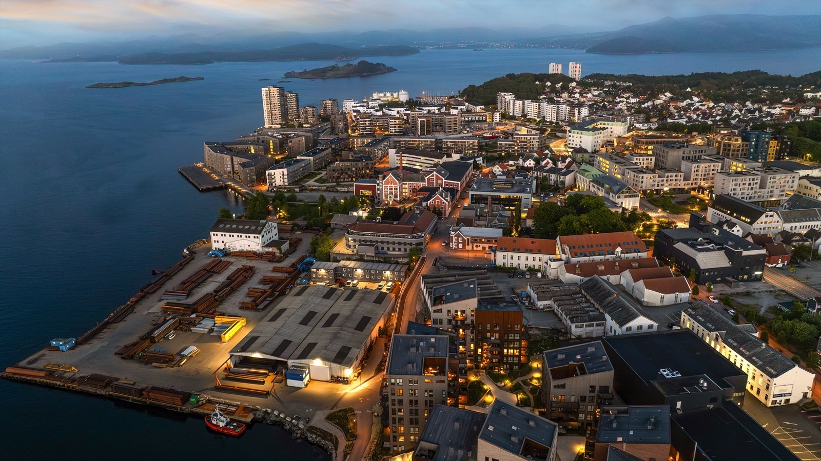 Her bor man i flotte omgivelser nær sjøen. Galleribilde
