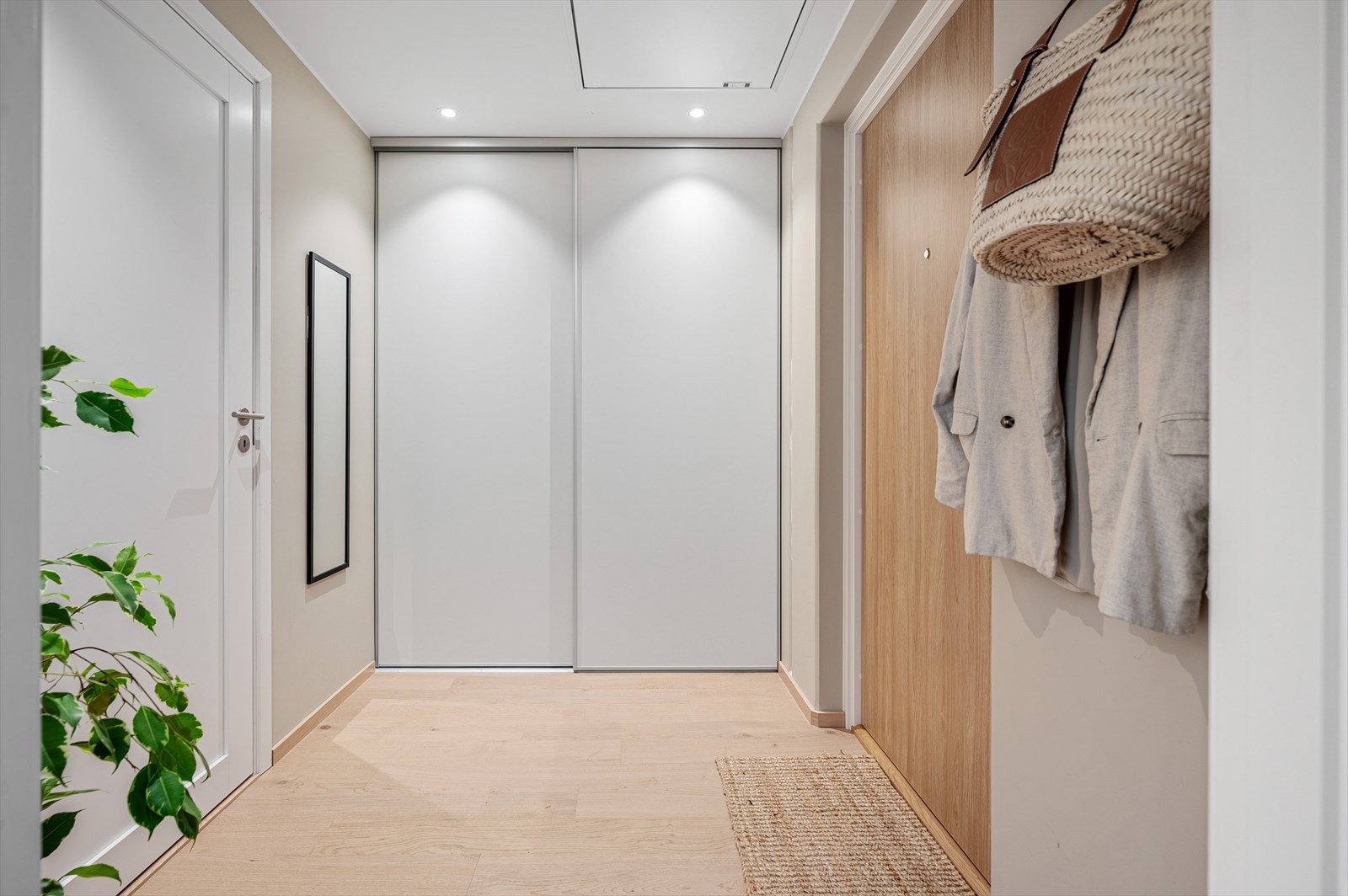 Romslig entré/gang med stort garderobeskap. Galleribilde
