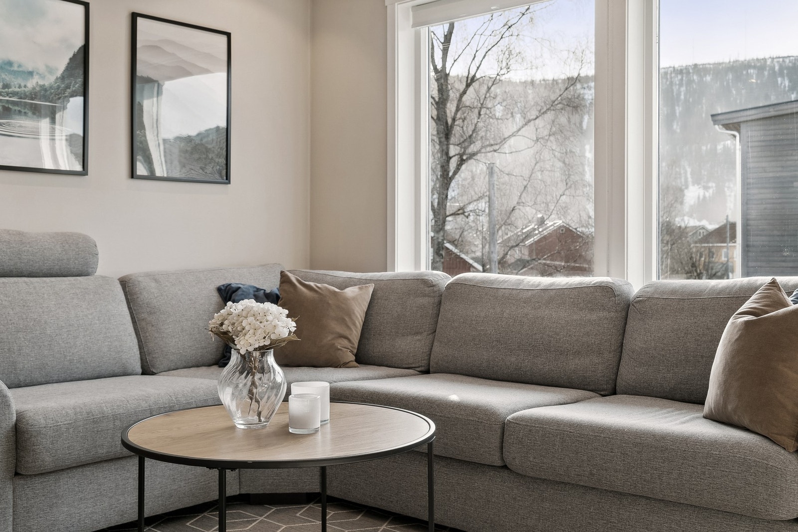 I leiligheten er det passende vindusflater som gir godt med lysinnslipp. Her kan du blant annet nyte utsikten mot Mofjellet. Galleribilde