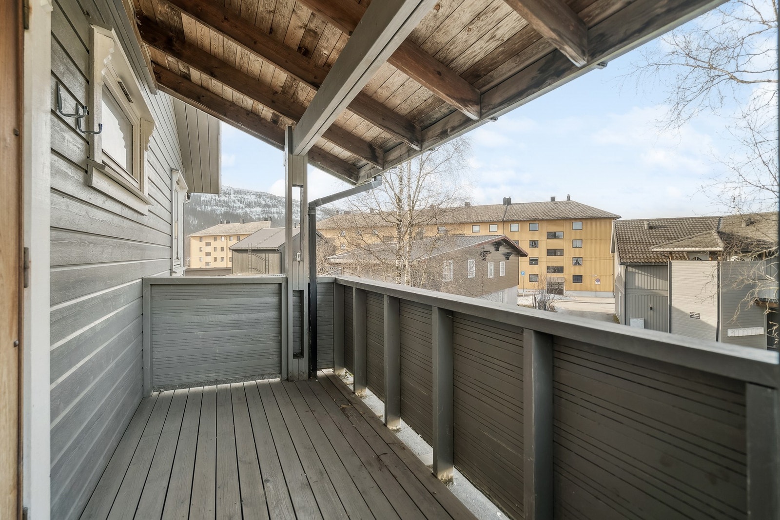 Ved inngangspartiet er det en koselig uteplass. Galleribilde