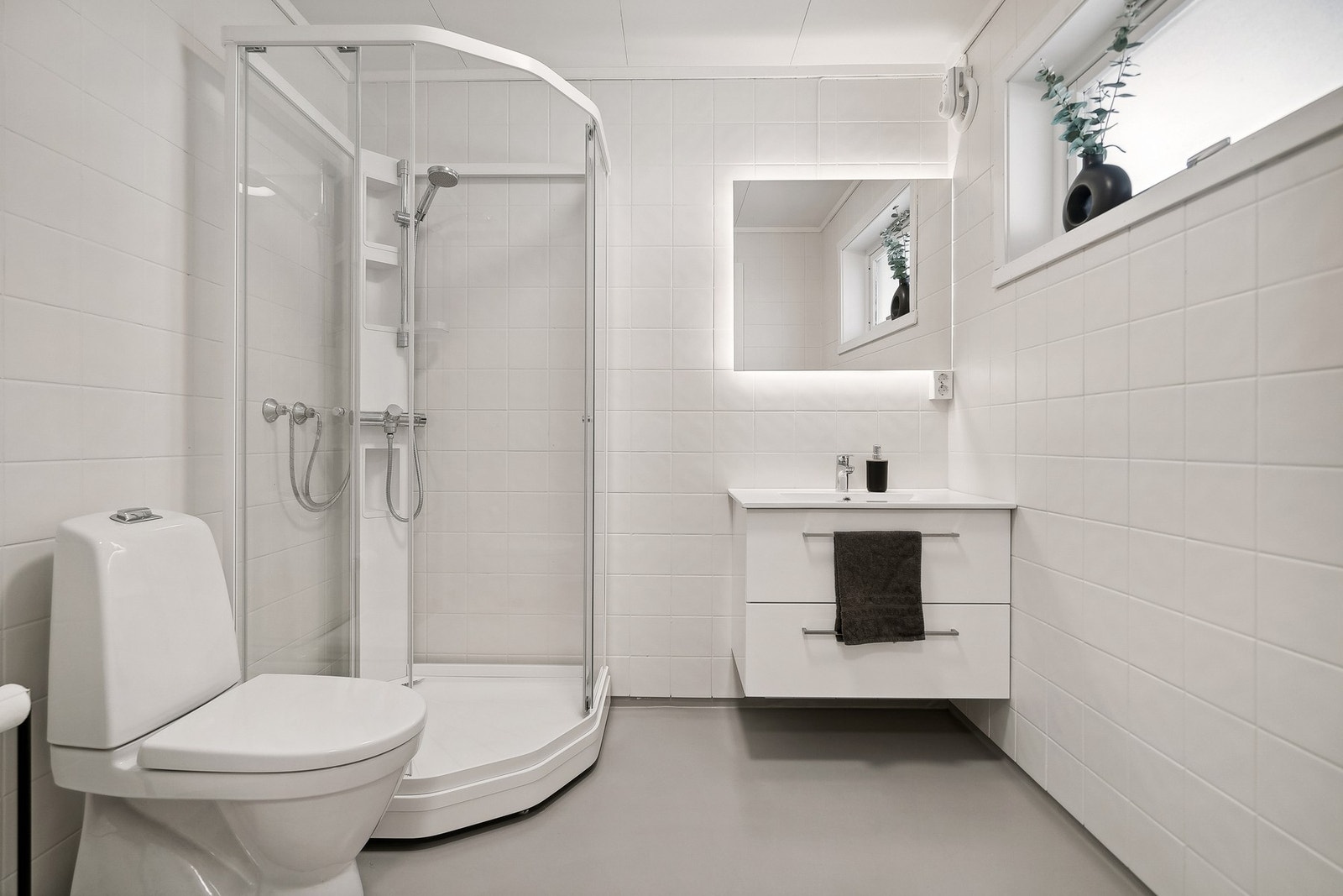 Badet er nylig modernisert med malte vegger og gulv, ny servant og servantskap, samt nytt speil. Galleribilde