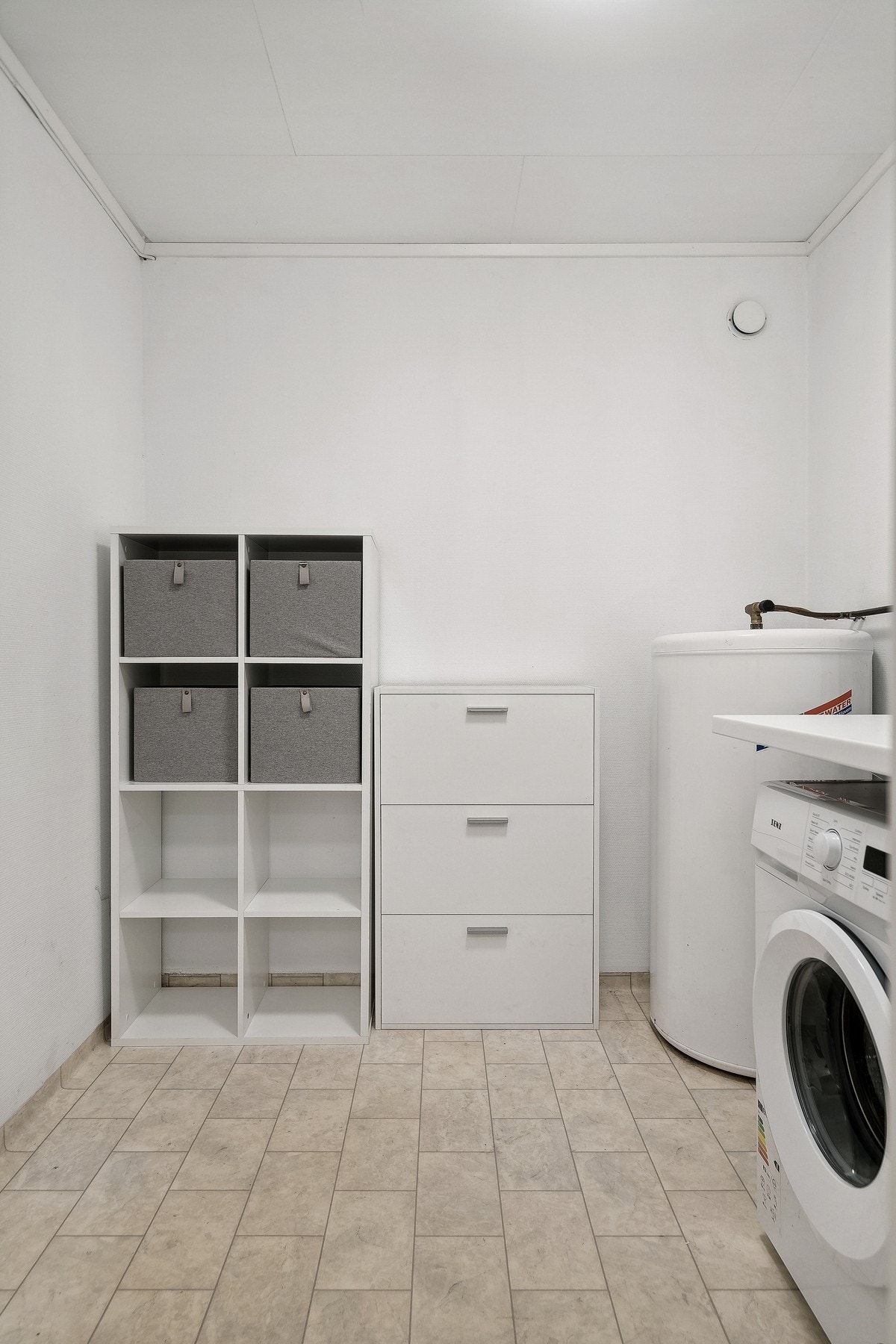 Opprinnelig bod som er innredet som et vaskerom. Flott rom med mulighet for mye oppbevaringsplass. Galleribilde