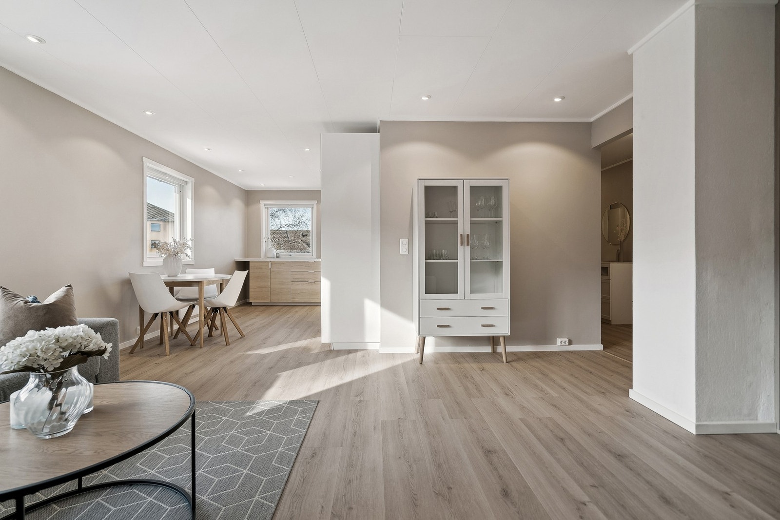 Overflatene er malt i behagelige og duse fargetoner. Galleribilde