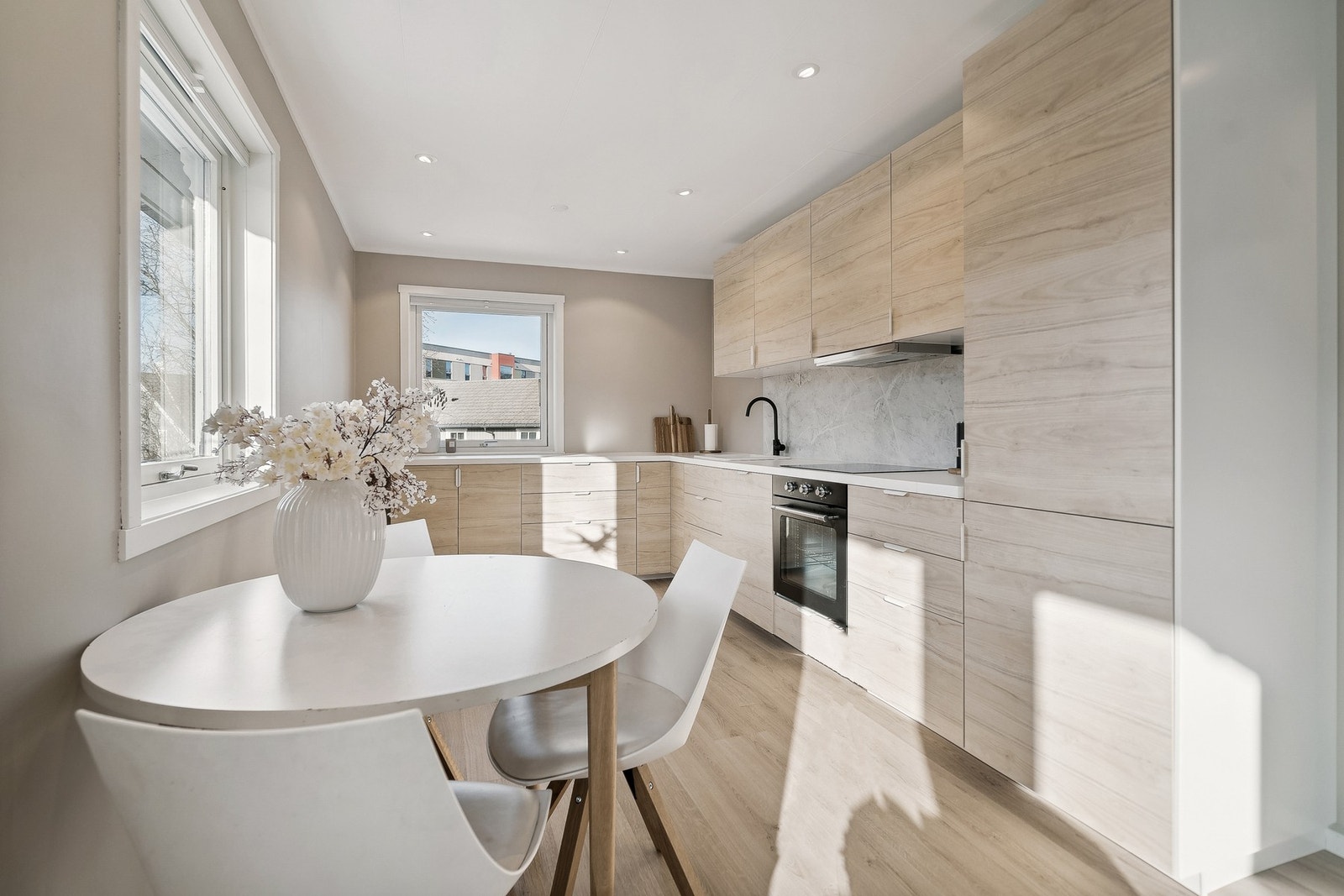 På kjøkkenet er det også fine vindusflater som gir godt med dagslys. Galleribilde