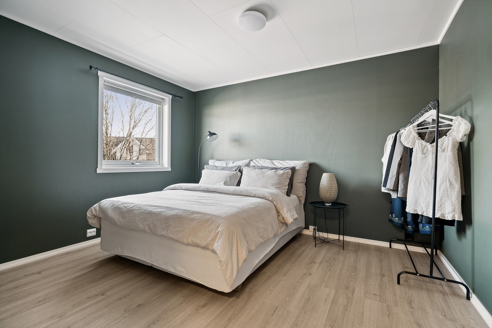 Leiligheten har to soverom. Dette er det største soverommet. Galleribilde