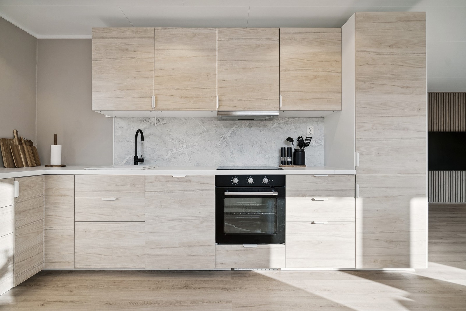 Mekanisk avtrekk fra ca. 2023 over koketoppen. Avtrekket blir ledet ut via kaldloftet og over tak. Galleribilde