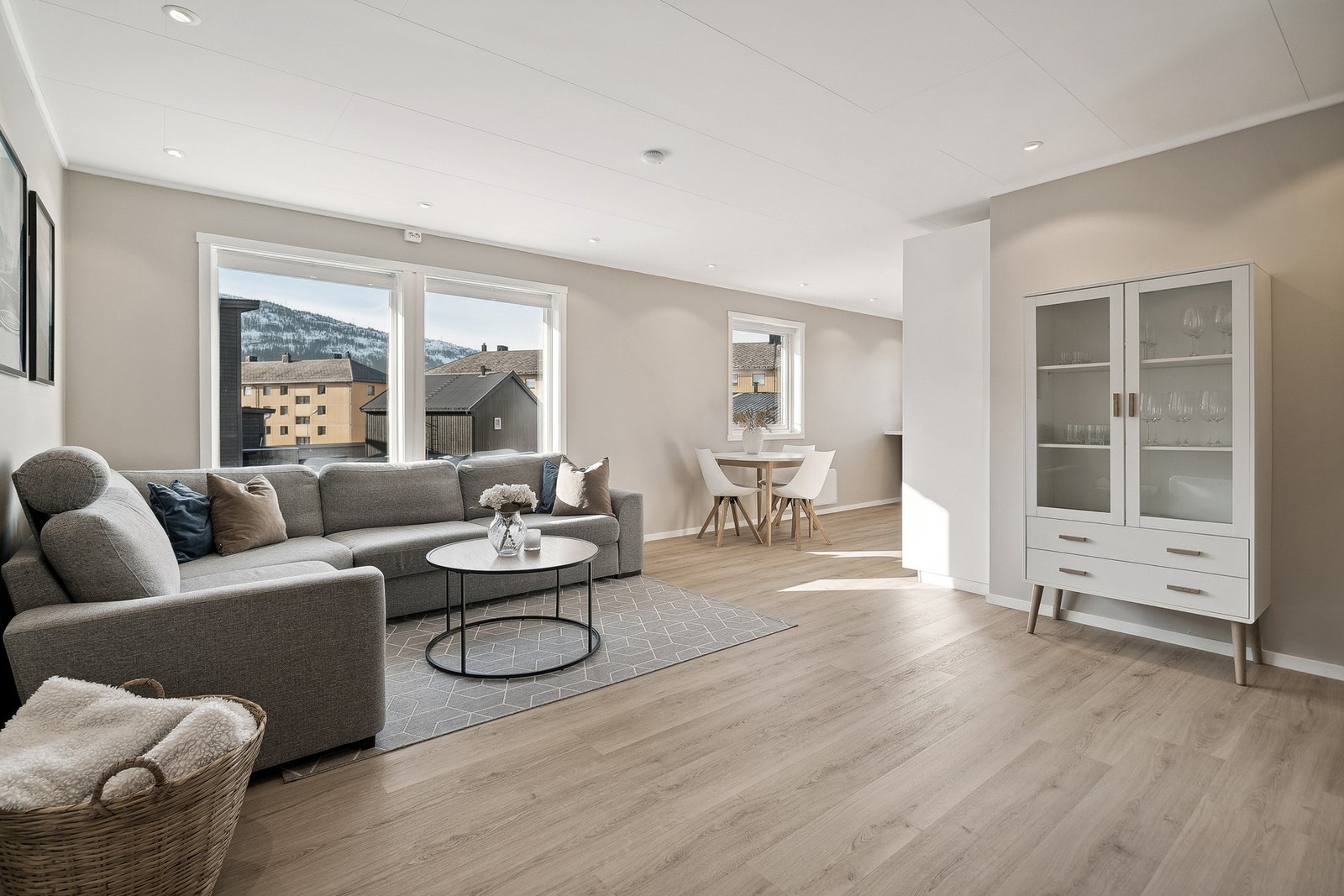 Romslig stue med god plass til stor sofagruppe samt øvrig ønsket møblement. Galleribilde