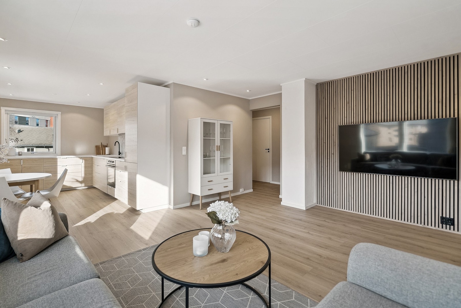 Her ble overflatene oppusset i 2022/2023, med spotter i himling, nytt laminatgulv, malt veggfornyer og speilevegg. Galleribilde