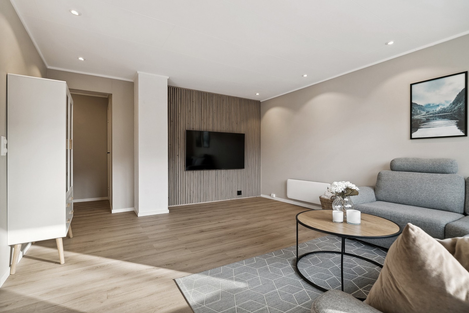 Velkommen til en behagelig leilighet med flott planløsning. Galleribilde