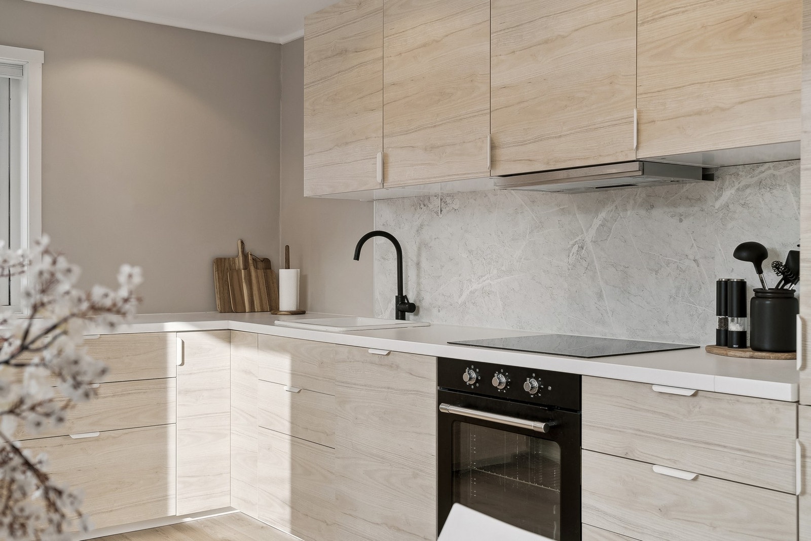 Kjøkkenet har integrert koketopp med induksjon, stekeovn, kjøl-/fryseskap og oppvaskmaskin. Galleribilde