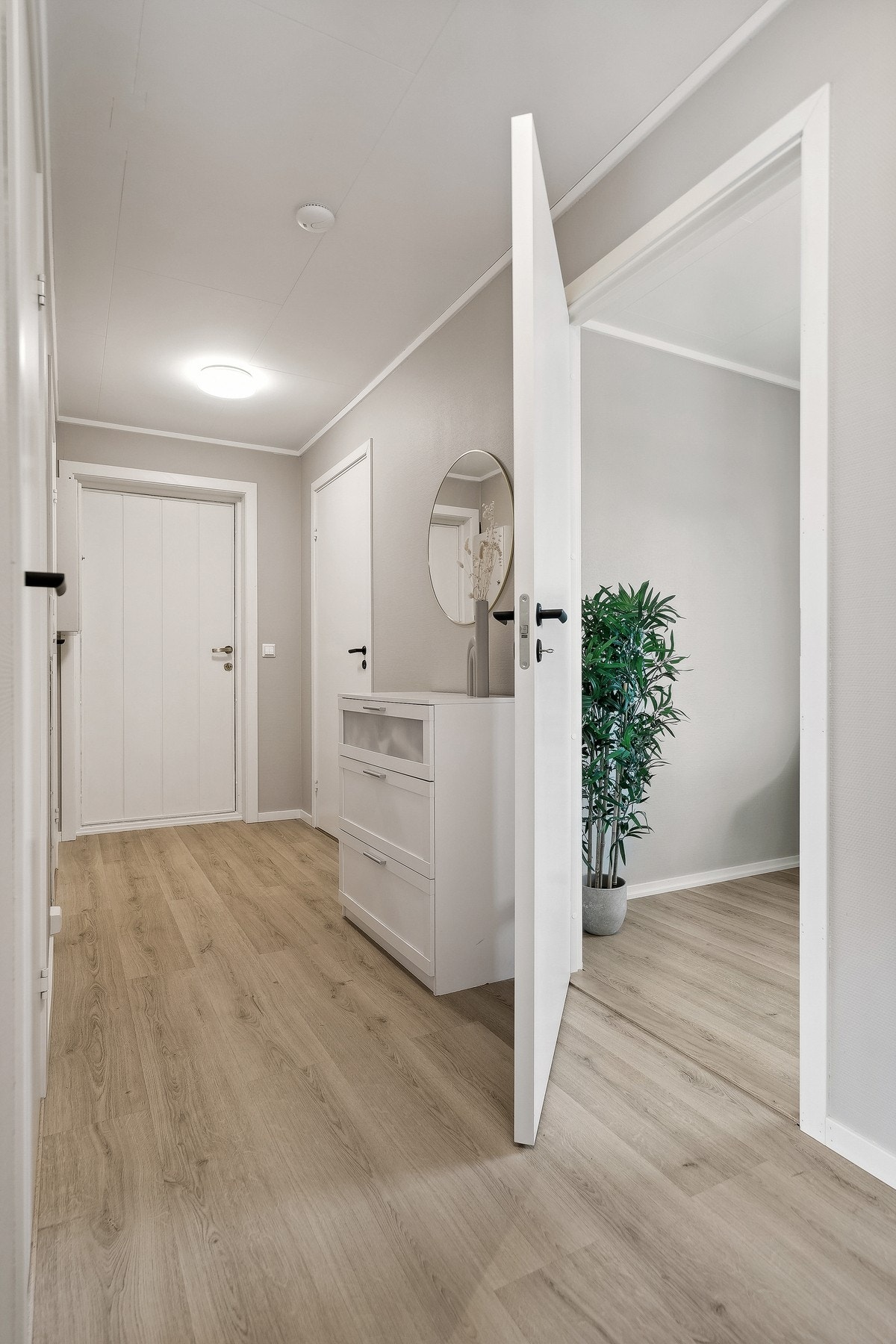 Leiligheten blir varmet opp med elektrisitet. Varmekabler på bad/wc, for øvrig panelovner. Galleribilde