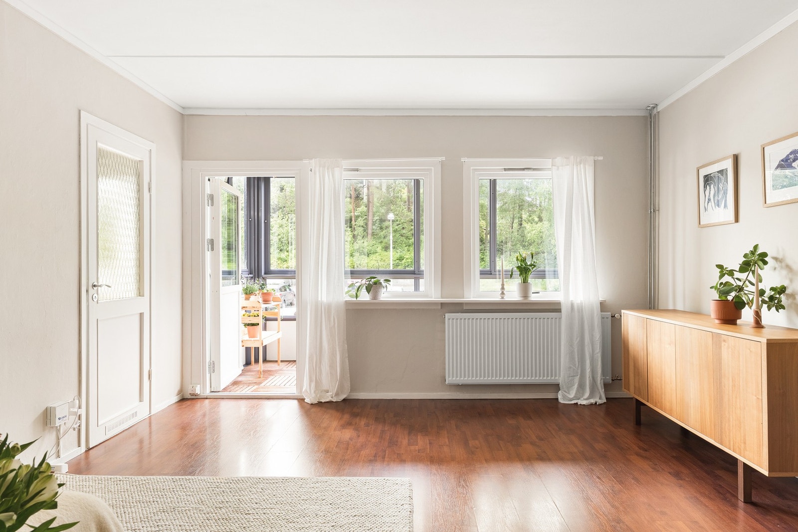 Stuen har god plass til sofa, stoler, bord og tilhørende mediemøblement. Galleribilde