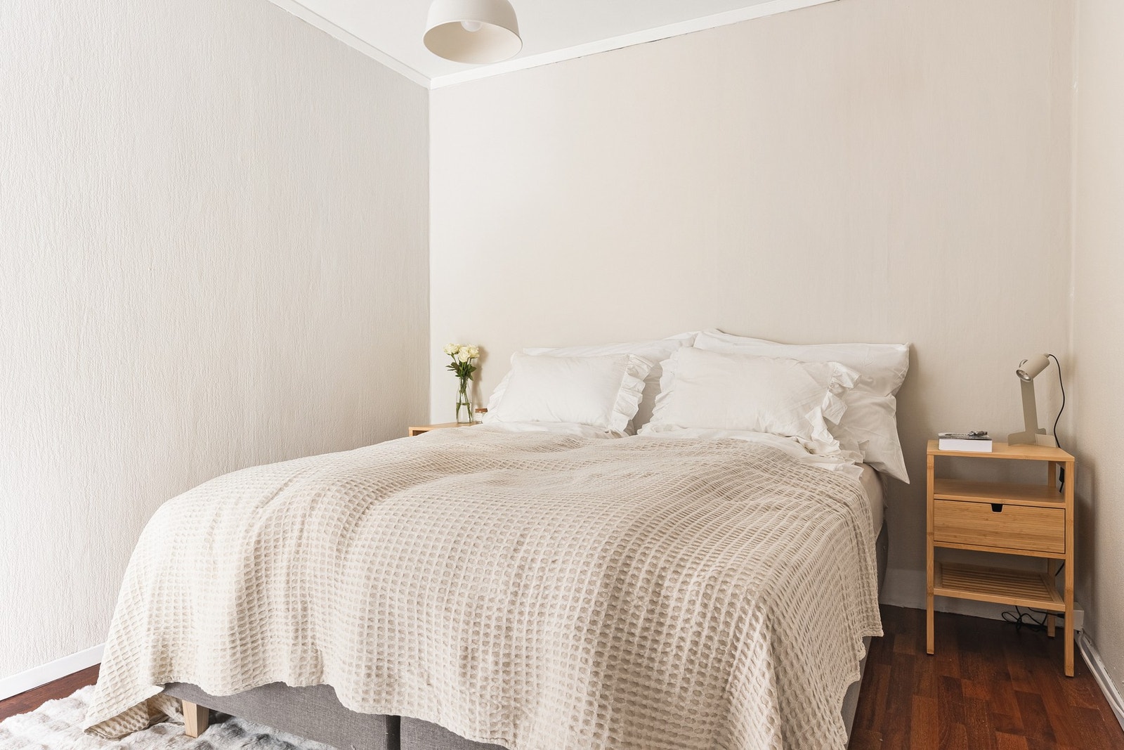 God plass til dobbeltseng og tilhørende nattbord. Galleribilde