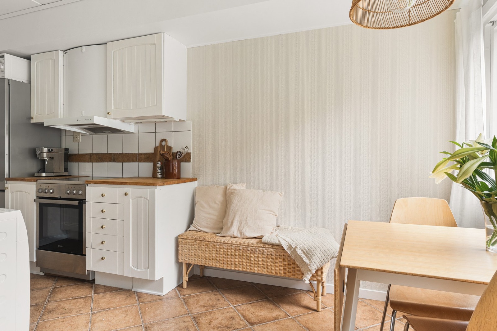 For øvrig har kjøkkeninnredningen profilerte fronter, og det er fliser på gulvet. Galleribilde