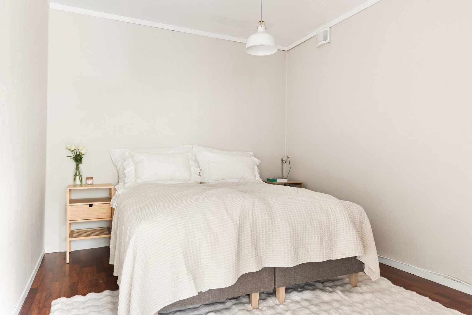 Stort soverom som måler hele 16,6 kvm. Galleribilde