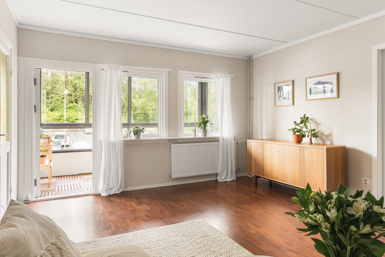 Store vindusflater slipper inn rikelig med naturlig lys. Galleribilde