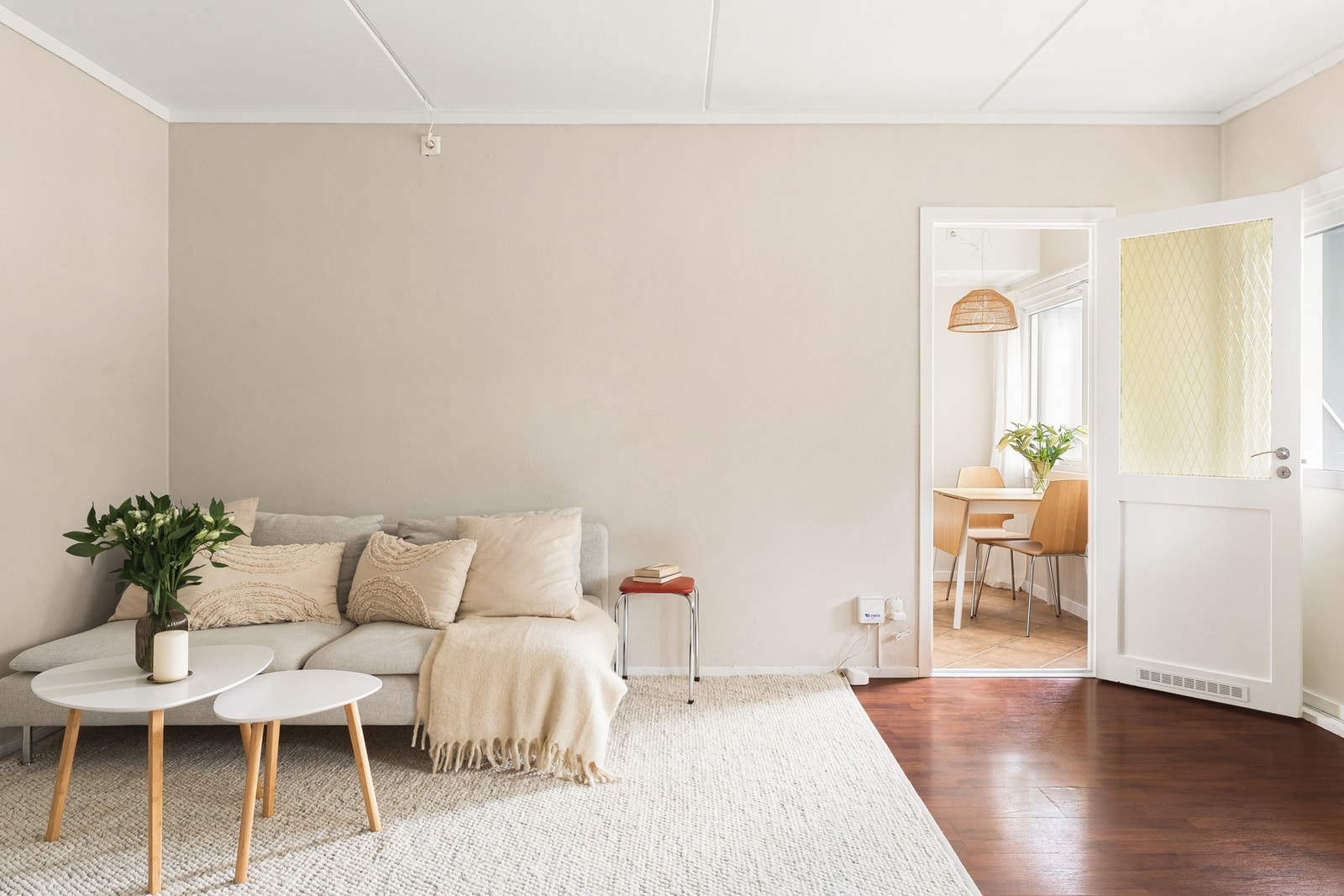 Overflatene er malt i en lys og behagelig fargetone. Galleribilde