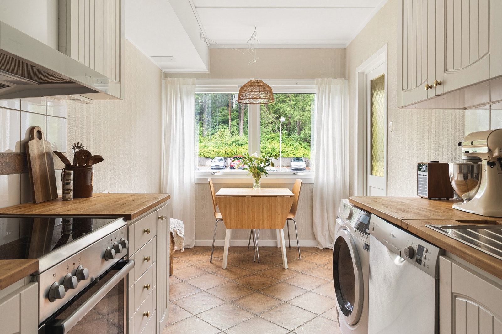 Videre har leiligheten et praktisk separat kjøkken med spiseplass. Galleribilde