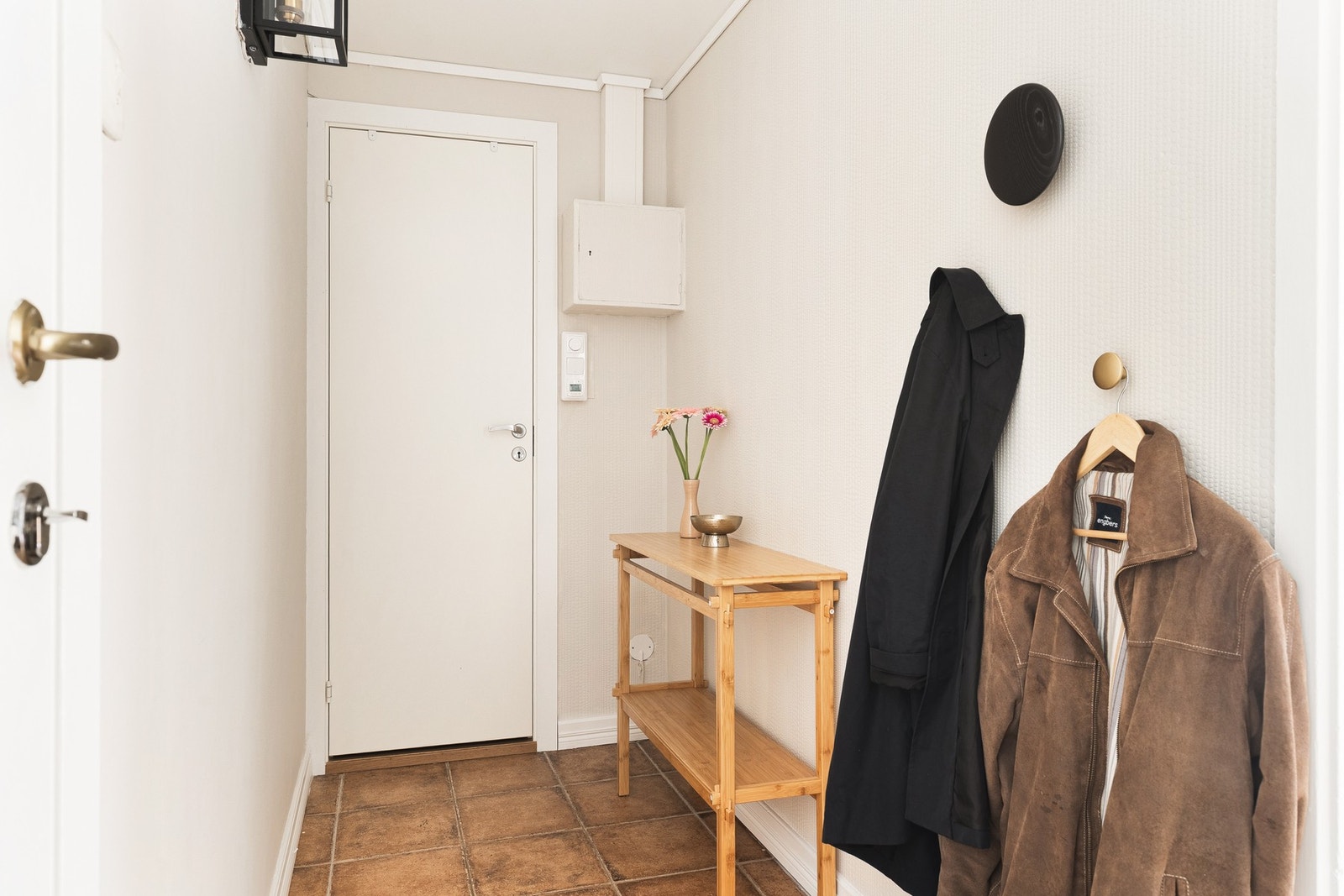 Entréen har plass for klesoppheng og oppbevaring av sko. Galleribilde