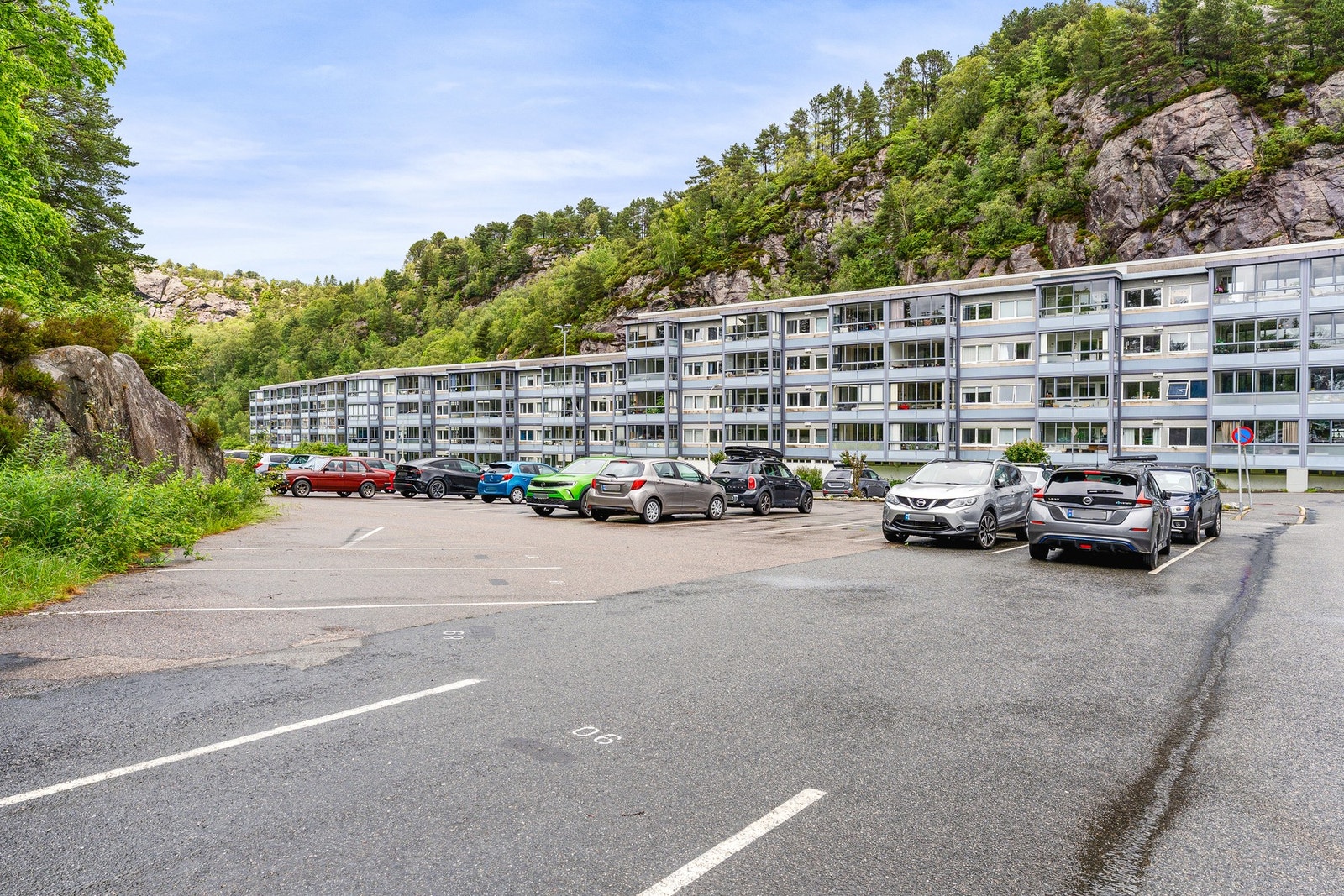 Det er mulighet for å leie parkeringsplass i borettslaget etter venteliste. Galleribilde