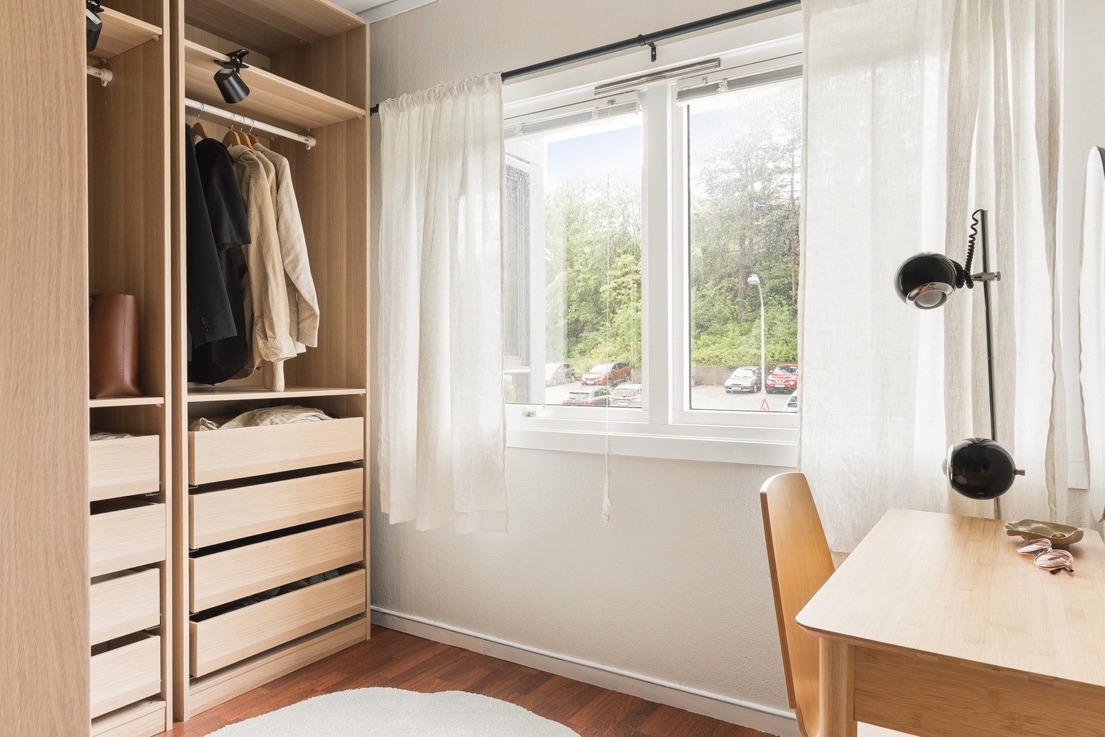 Rikelig med oppbevaringsplass i garderoben. Galleribilde