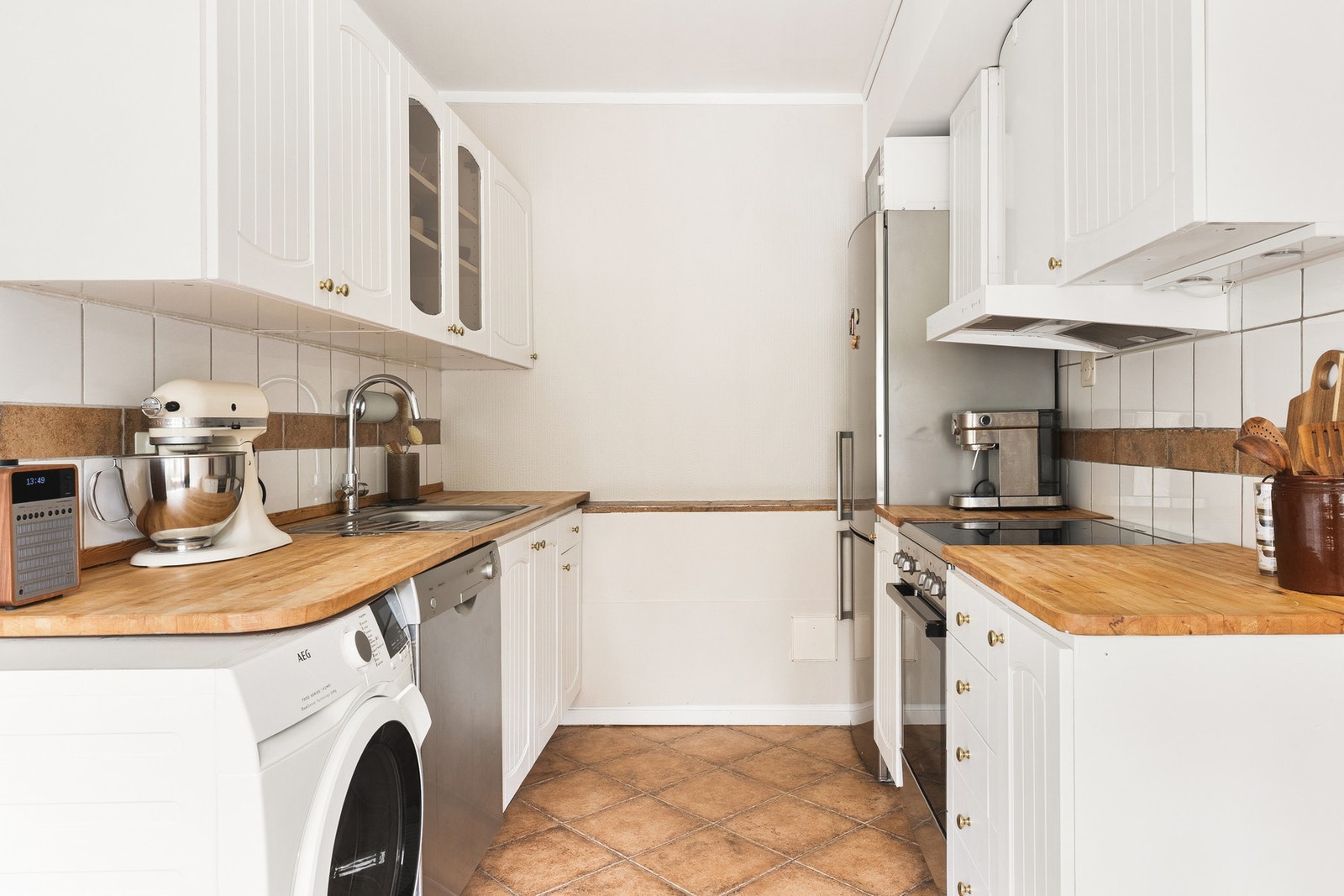 Det er nisje for komfyr, oppvaskmaskin, vaskemaskin og kjøleskap. Galleribilde