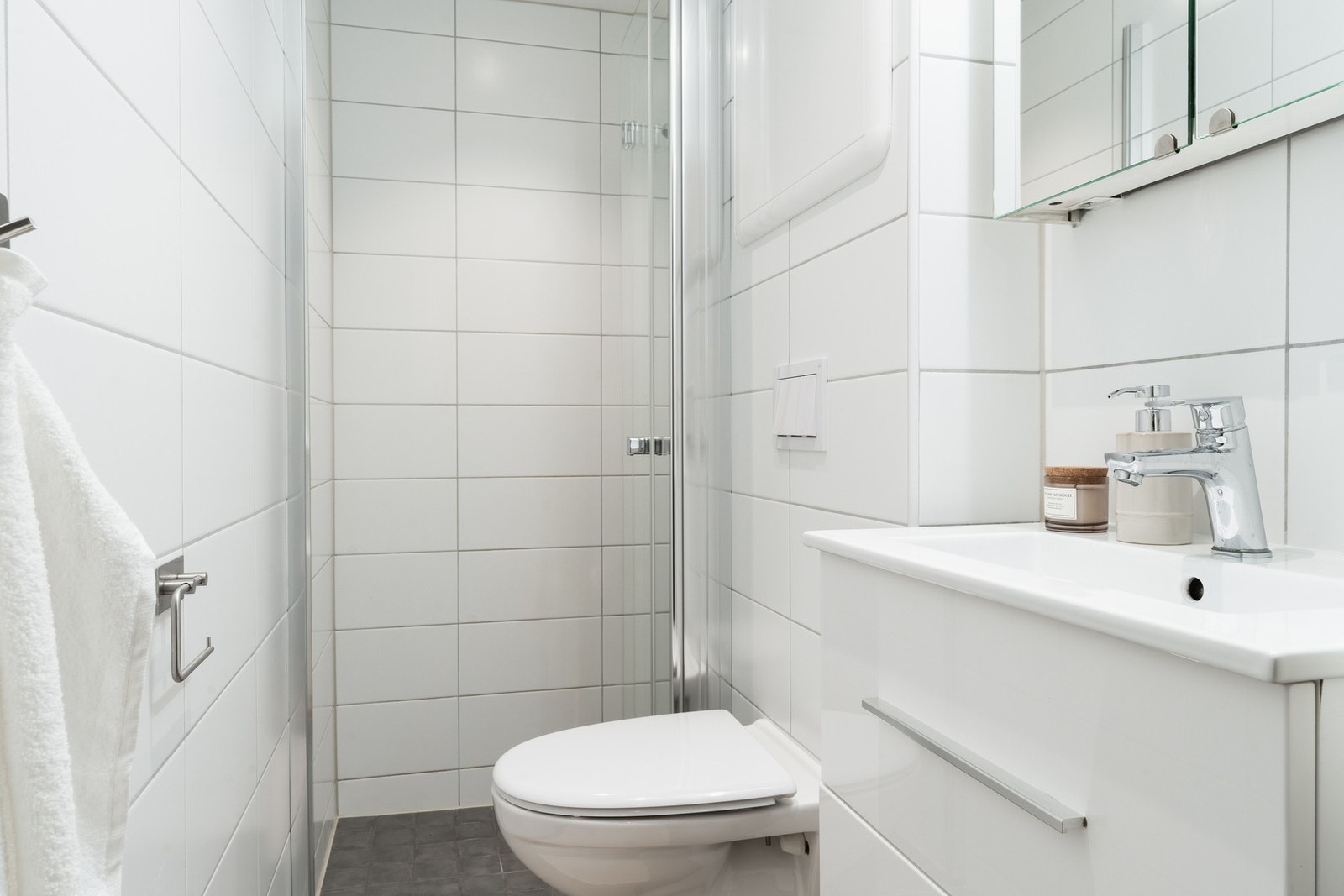 Badet er helfliset og har slett malt himling med innfelte downlights Galleribilde