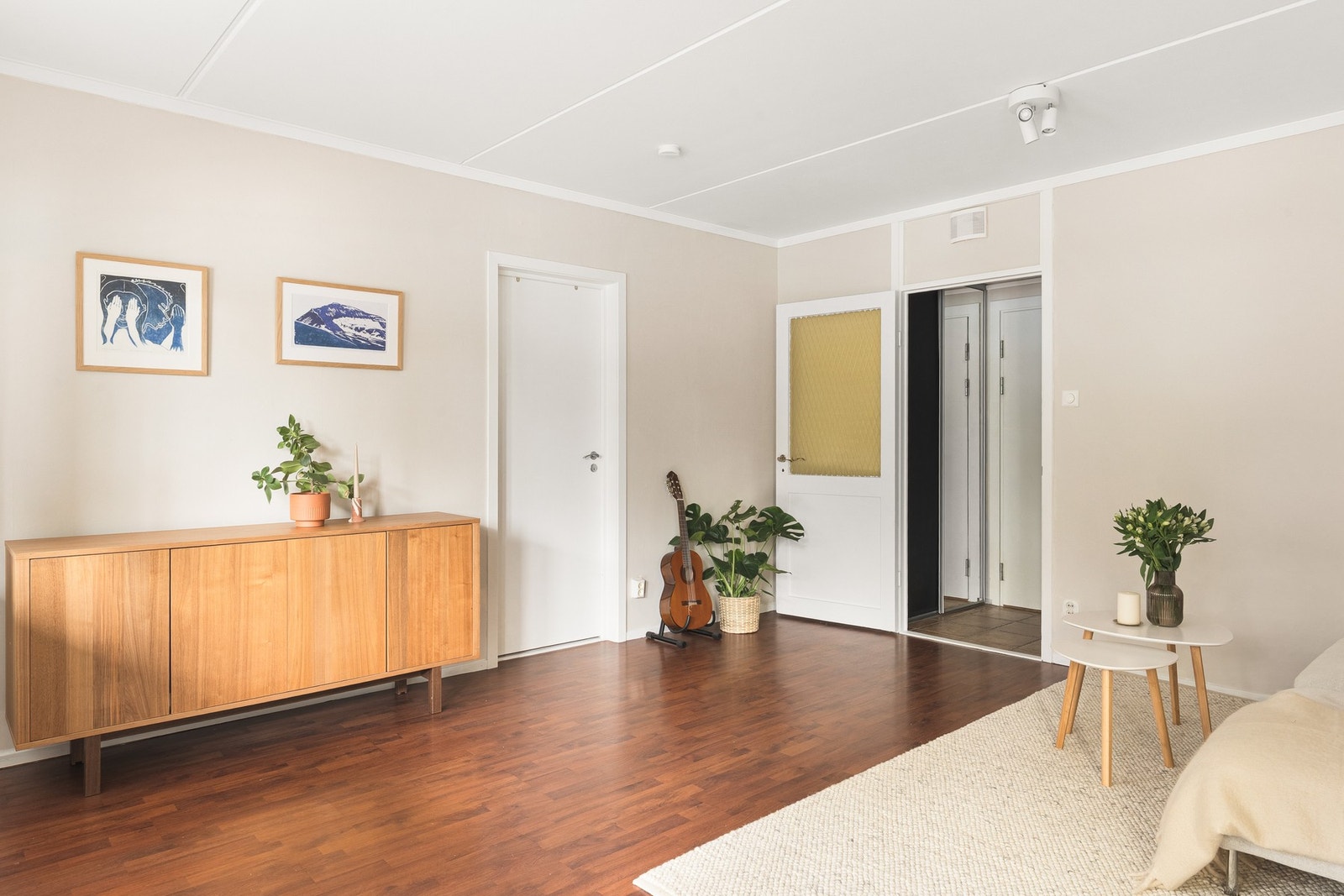 Det er lagt 3-stavs laminat på gulvet. Galleribilde