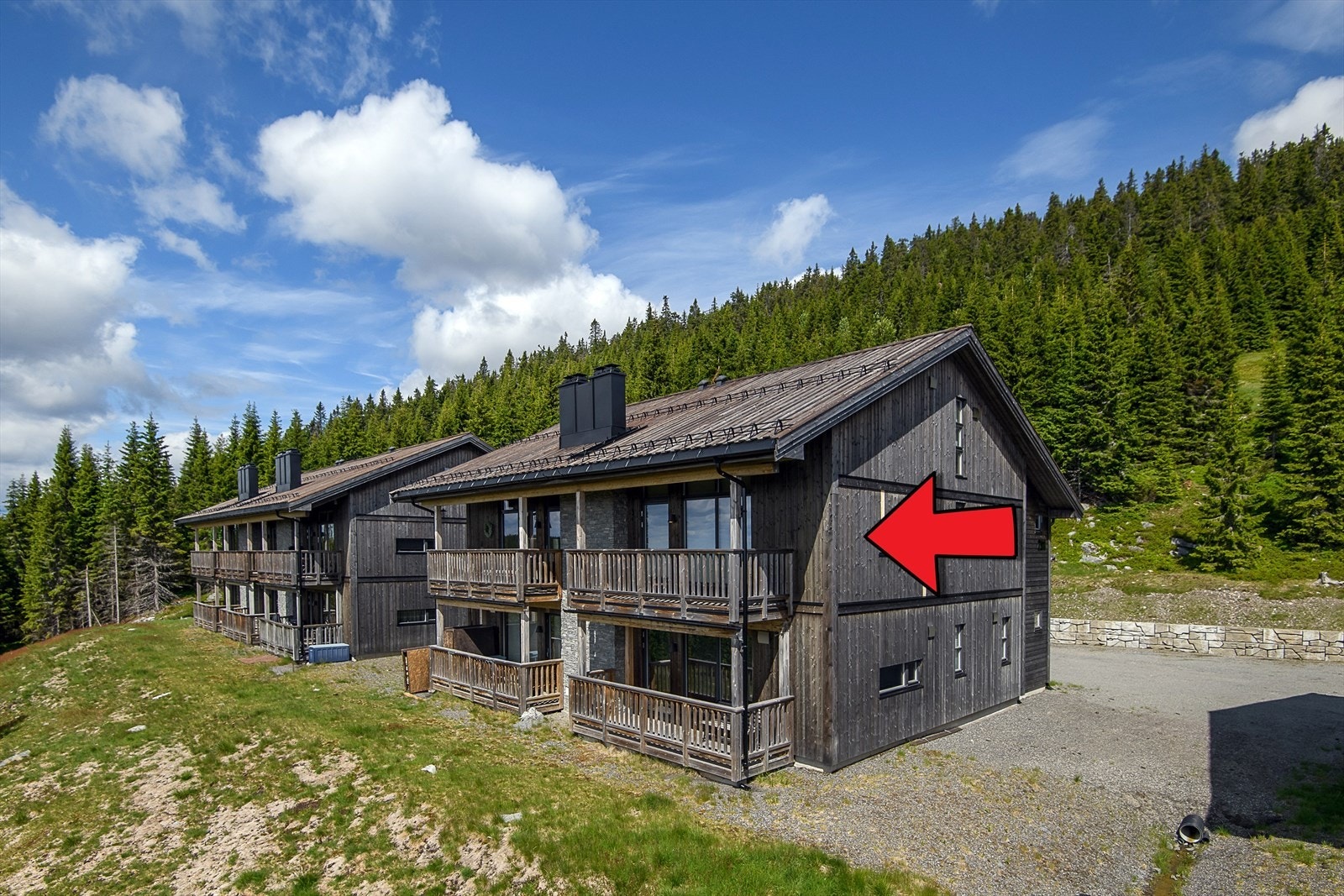 Lun, innbydende og meget funksjonell leilighet i 4-mannsbolig. Etablert sameie i attraktive og populære Nattrudstilen v/Sjusjøen. Galleribilde