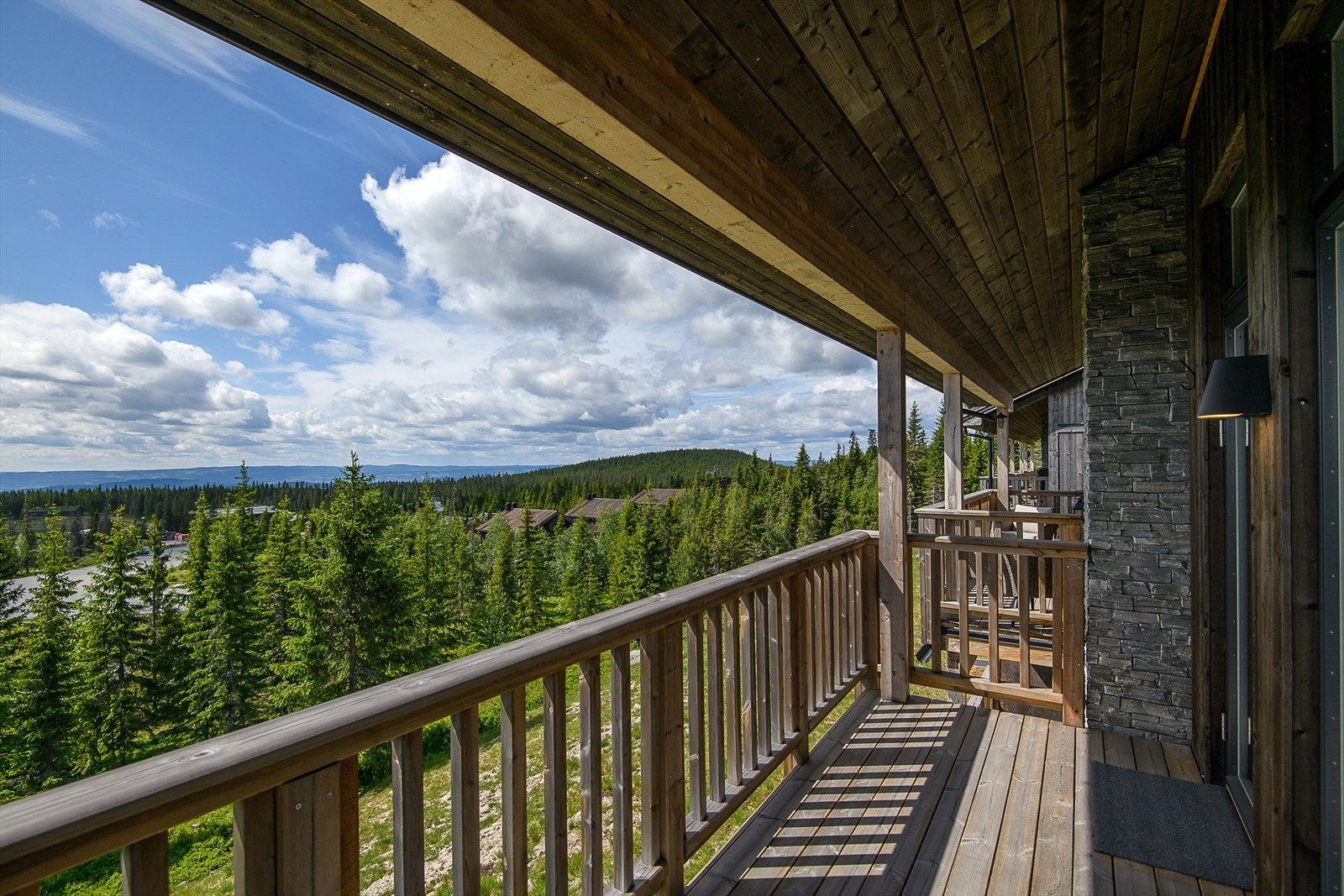 Nydelig utsikt fra balkongen. Her får du ski inn/ut til Sjusjøen Skisenter Galleribilde
