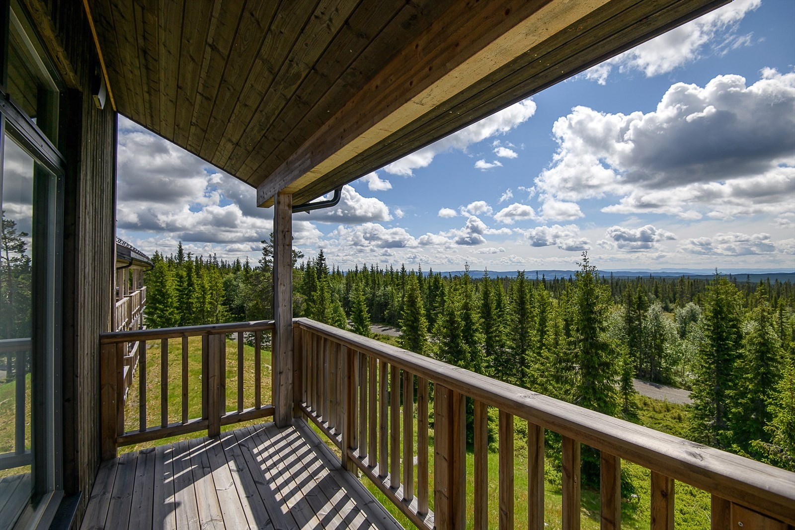 I dette området har du perfekt tilgang til både langrenssløyper og alpint. Nede på flata ligger skistadion med rulleskianlegg, skiskytterarena og lysløype. Galleribilde