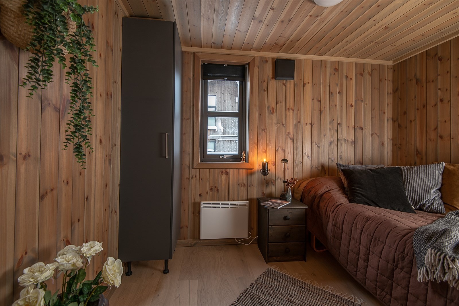 Soverom på hovedplan. Plass til garderobeskap/oppbevaringsmøbel. Galleribilde