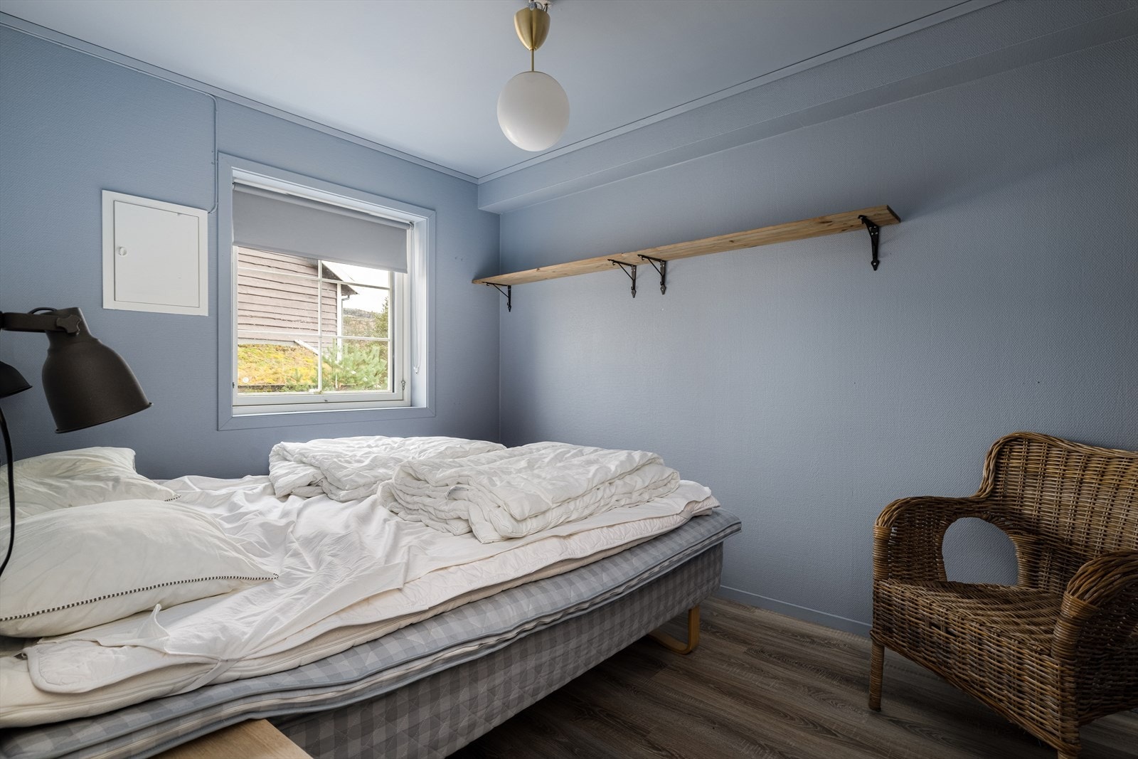 Leiligheten har hele tre soverom med fin plass til senger. Hovedsoverom har i dag 2 sengeplasser med dobbeltseng. Galleribilde