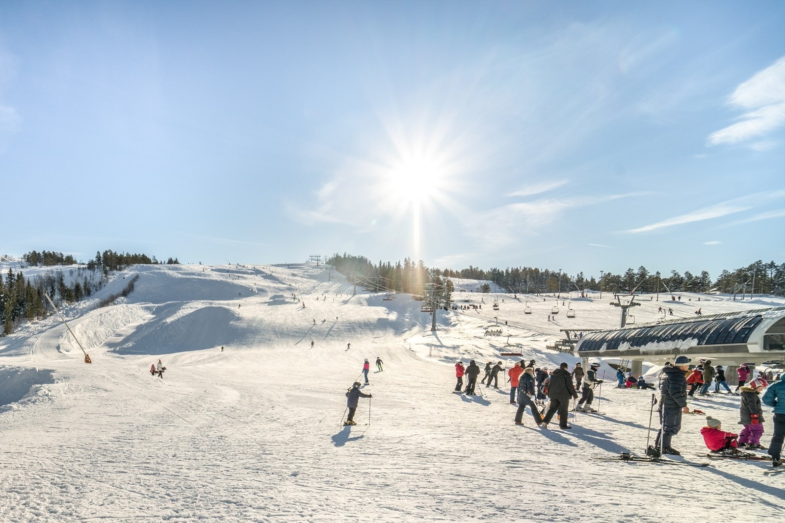 God aktivitet i alpinbakken en solskinnsdag. Anlegget har moderne ekspressheis med god kapasitet! Galleribilde