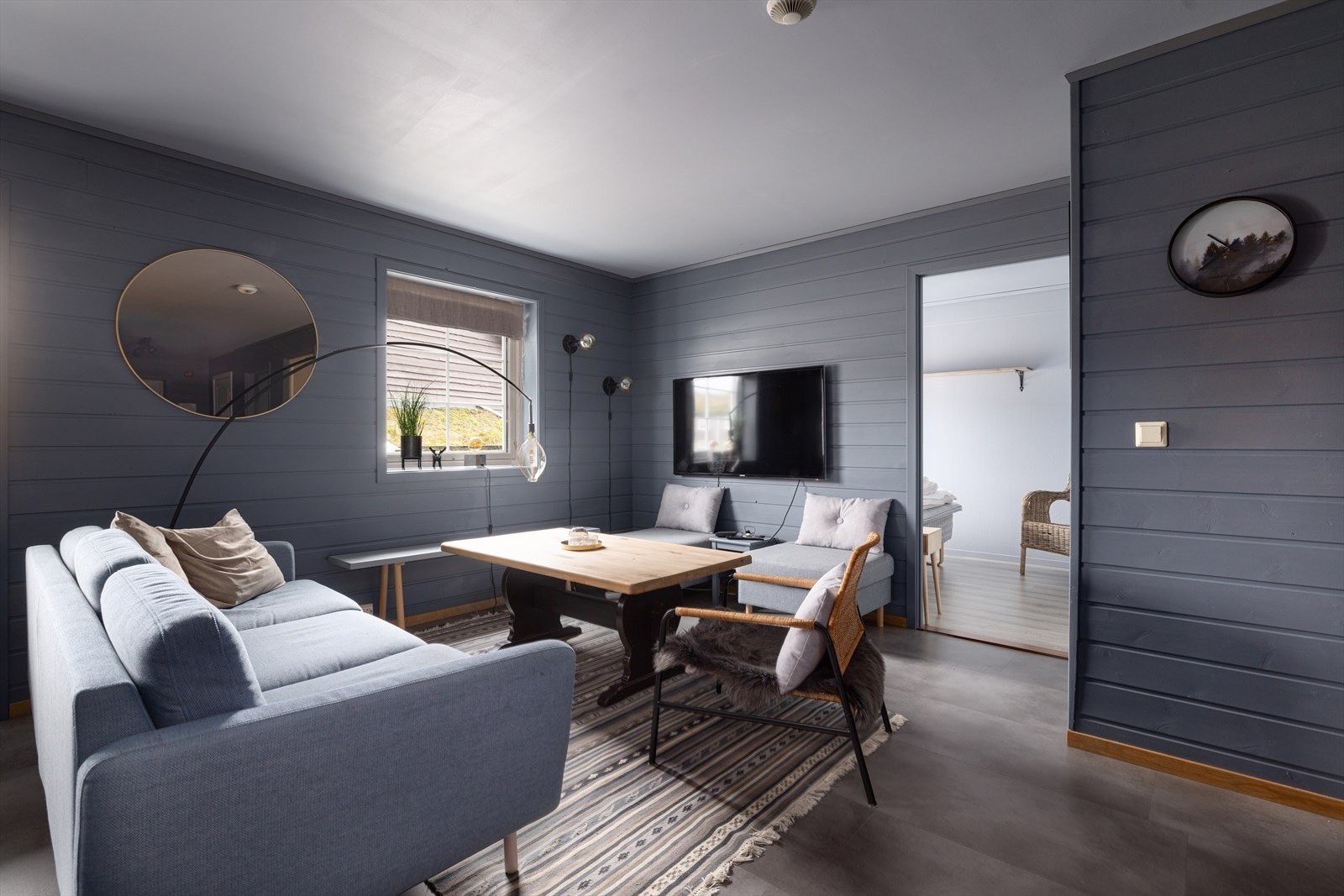 Det er lagt nye laminatgulv i entré/gang, stue/kjøkken og et soverom i senere tid og de fleste veggflater er malt i en moderne og behagelig farge, som gir en gjennomført helhet. Galleribilde