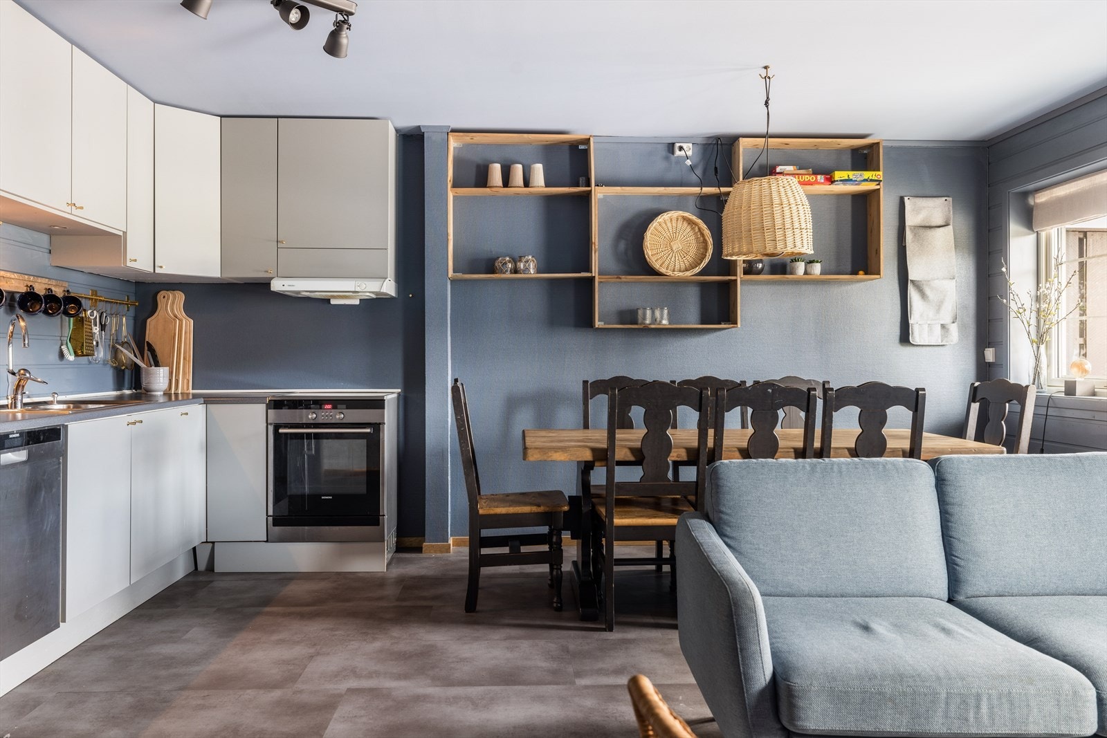 Åpen løsning i stue og kjøkken, med plass til spisegruppe. Perfekt for sosialt samvær. Galleribilde