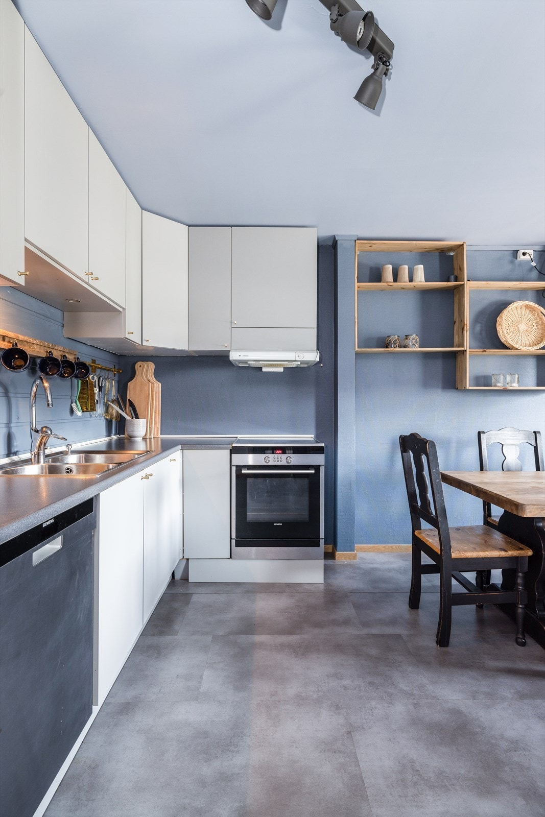 Opplegg og plass for frittstående hvitevarer. Komfyrvakt og kjøkkenventilator over kokesone. Ventilatoren har avtrekk ut i yttervegg via kanel på det ene soverommet. Galleribilde