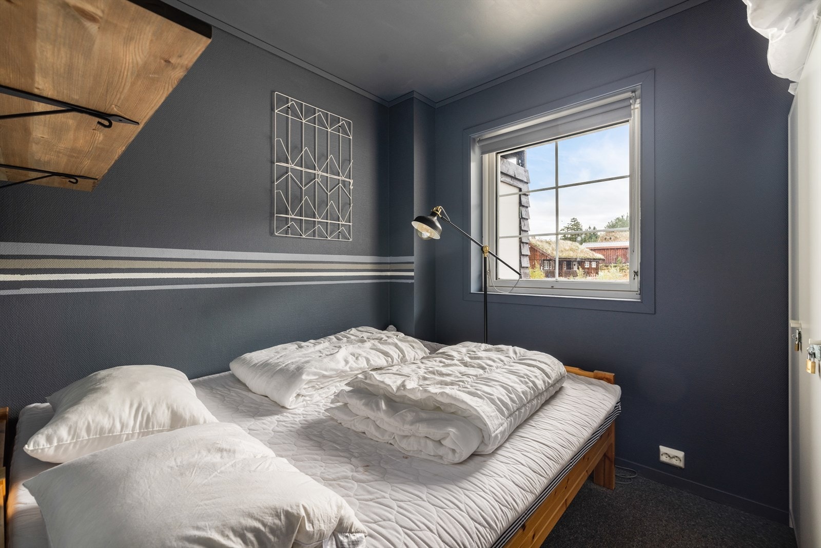 De to andre soverommene har vegg til vegg teppe på gulv og malte strievegger. Det ene soverommet har malte vegger og tak i en behagelig, mørk fargetone, og er innredet med dobbeltseng med 2 sengeplasser. Galleribilde