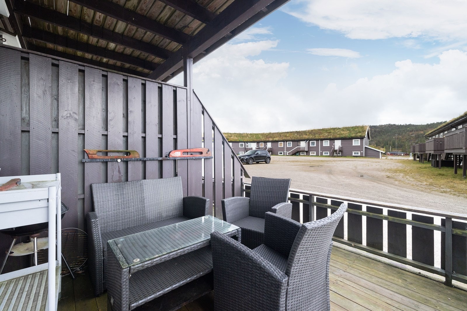 Her er det levegg mot nabo og terrassen er innrammet med rekkverk, som gir en lun og skjermet utesone. Terrassen er oppført i impregnerte materialer i 2001. Galleribilde