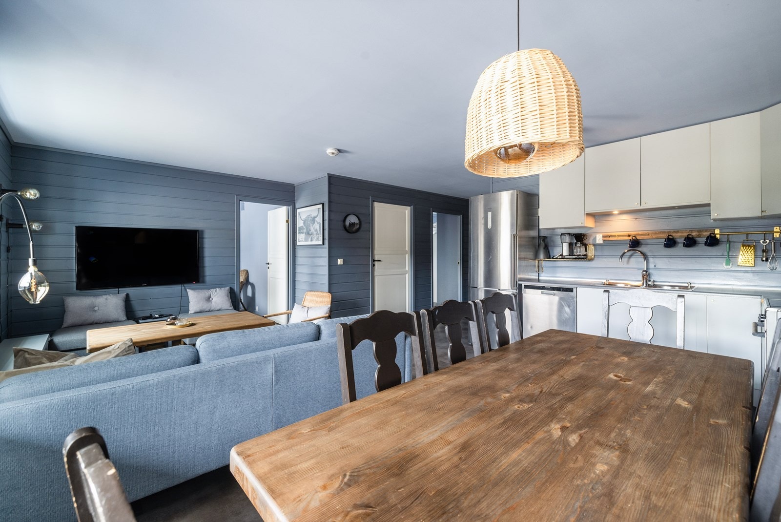 Gode vindusflater mot vest som gir fint lysinnslipp og utgang til den vestvendte, overbygde terrassen. Galleribilde