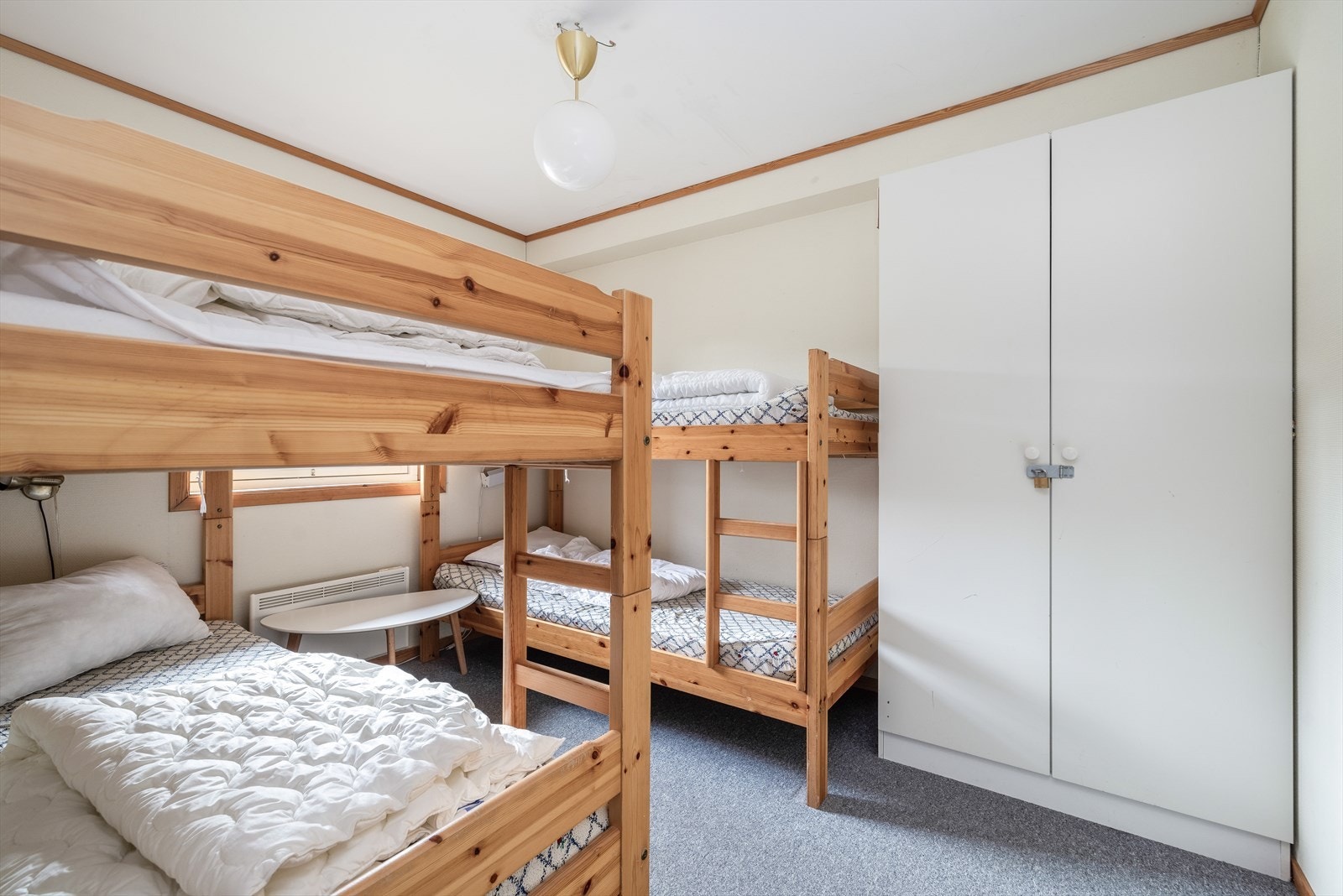 Det tredje soverommet er innredet med to køyesenger med totalt 4 sengeplasser. Dette rommet er hvitmalt og er utstyrt med dobbelt garderobeskap med glatte fronter. Galleribilde