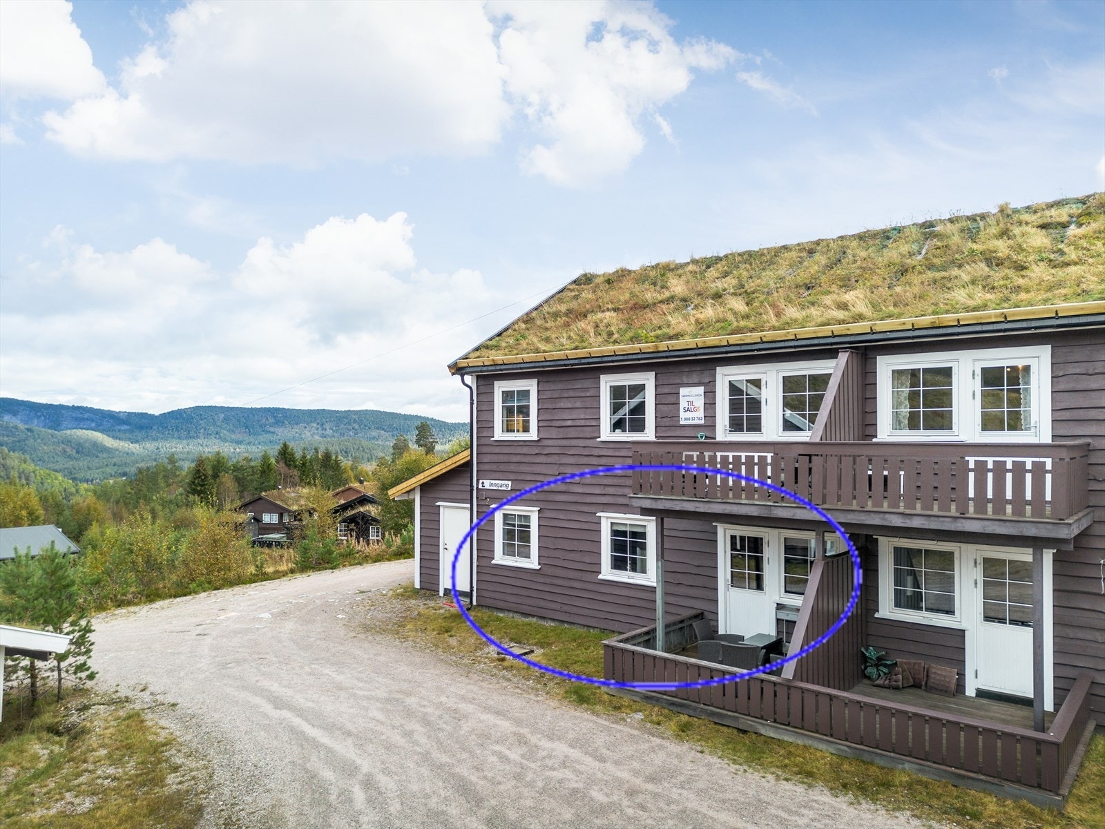 Fritidsleiligheten ligger meget attraktivt til ca. 460 m.o.h. i en koselig hyttelandsby bestående av frittstående hytter og leilighetsbygg. Galleribilde