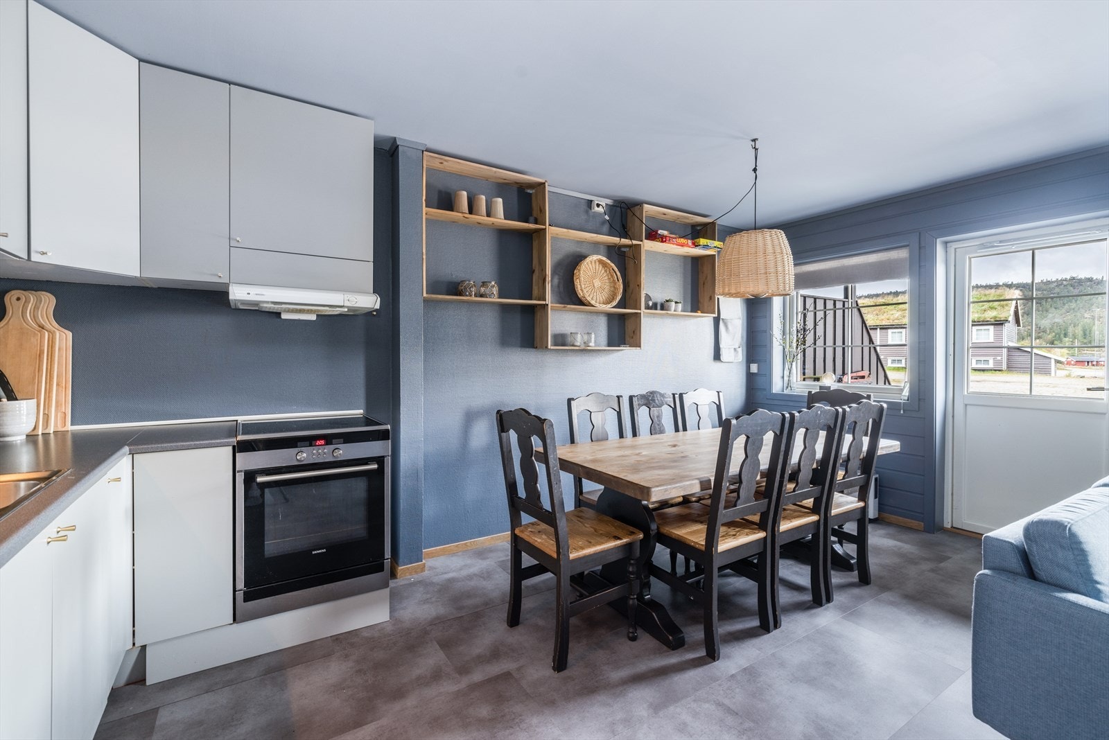 Utgang til vestvendt terrasse med flotte solforhold hvor du sitter lunt og skjermet under takoverbygg. Galleribilde