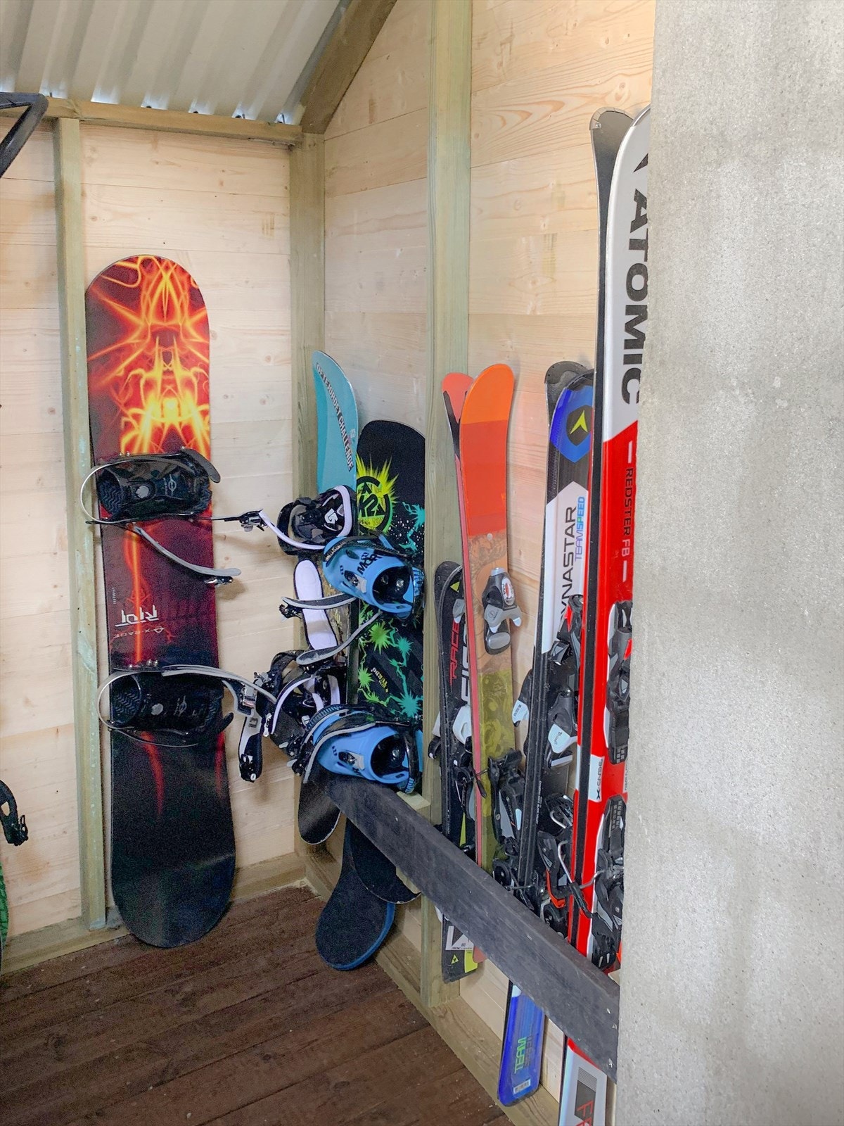 Praktisk bod ved inngangspartiet på ca. 2,7 kvm hvor det er fin plass til lagring av for eksempel skiutstyr. Galleribilde