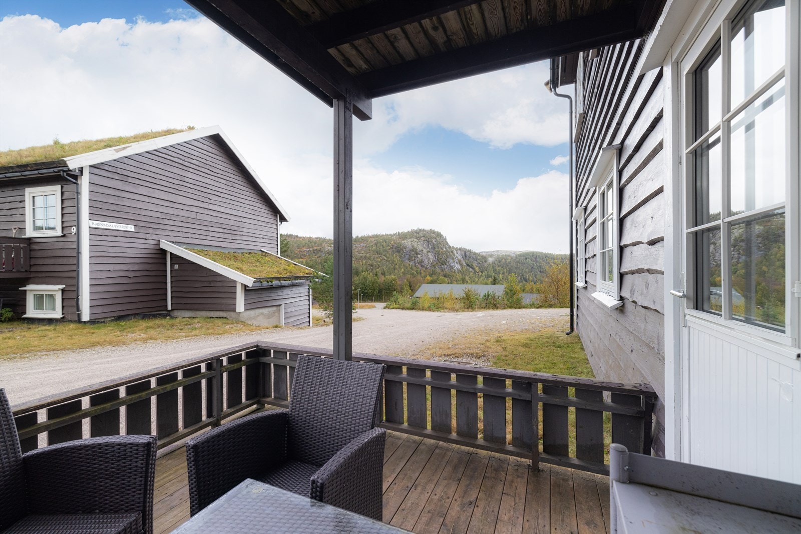 Ut fra boligens stue mot vest er det en deilig terrasse på ca. 8,9 kvm med delvis takoverbygg i form av overliggende veranda. Galleribilde