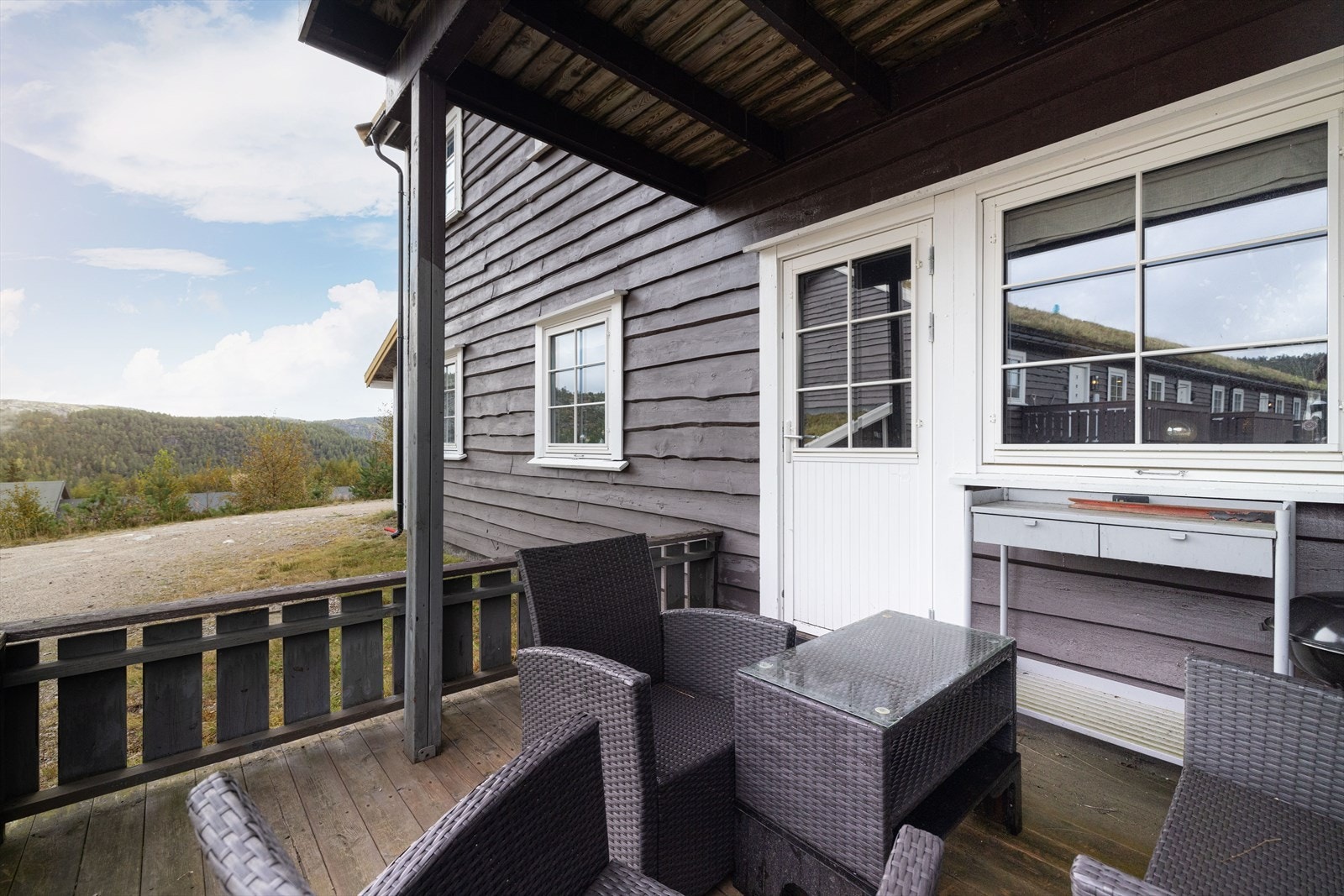 Eier har påkostet leiligheten med en svært praktisk utvendig sportsbod oppført like ved inngangspartiet hvor det er plass til skiutstyr og annet. Galleribilde