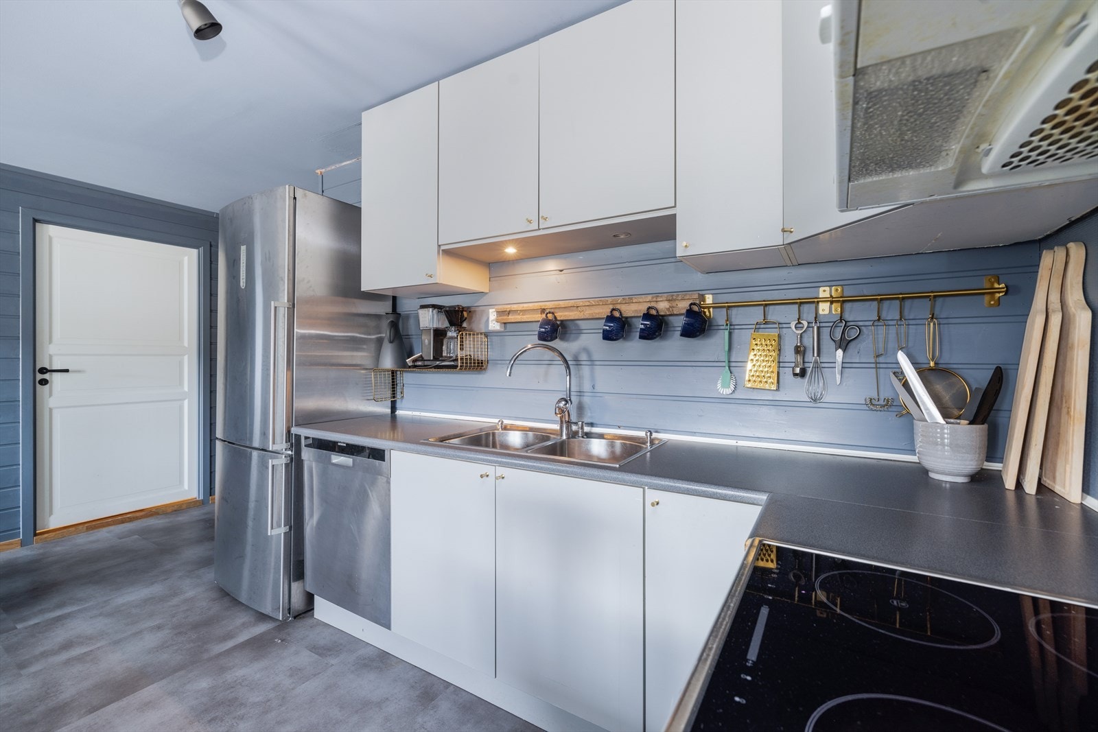 Boligens samleskap for rør i rør og stoppekran er plassert i kjøkken under kjøkkendisk. Galleribilde