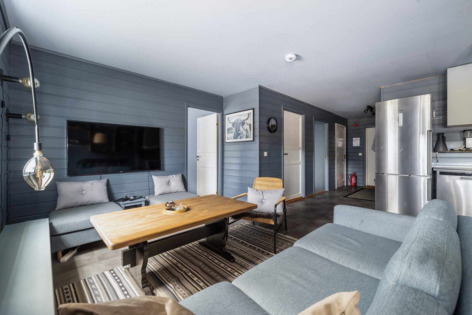 Her har du fin plass til både sofagruppe og spisestue hvor hyggelige stunder kan nytes. Galleribilde