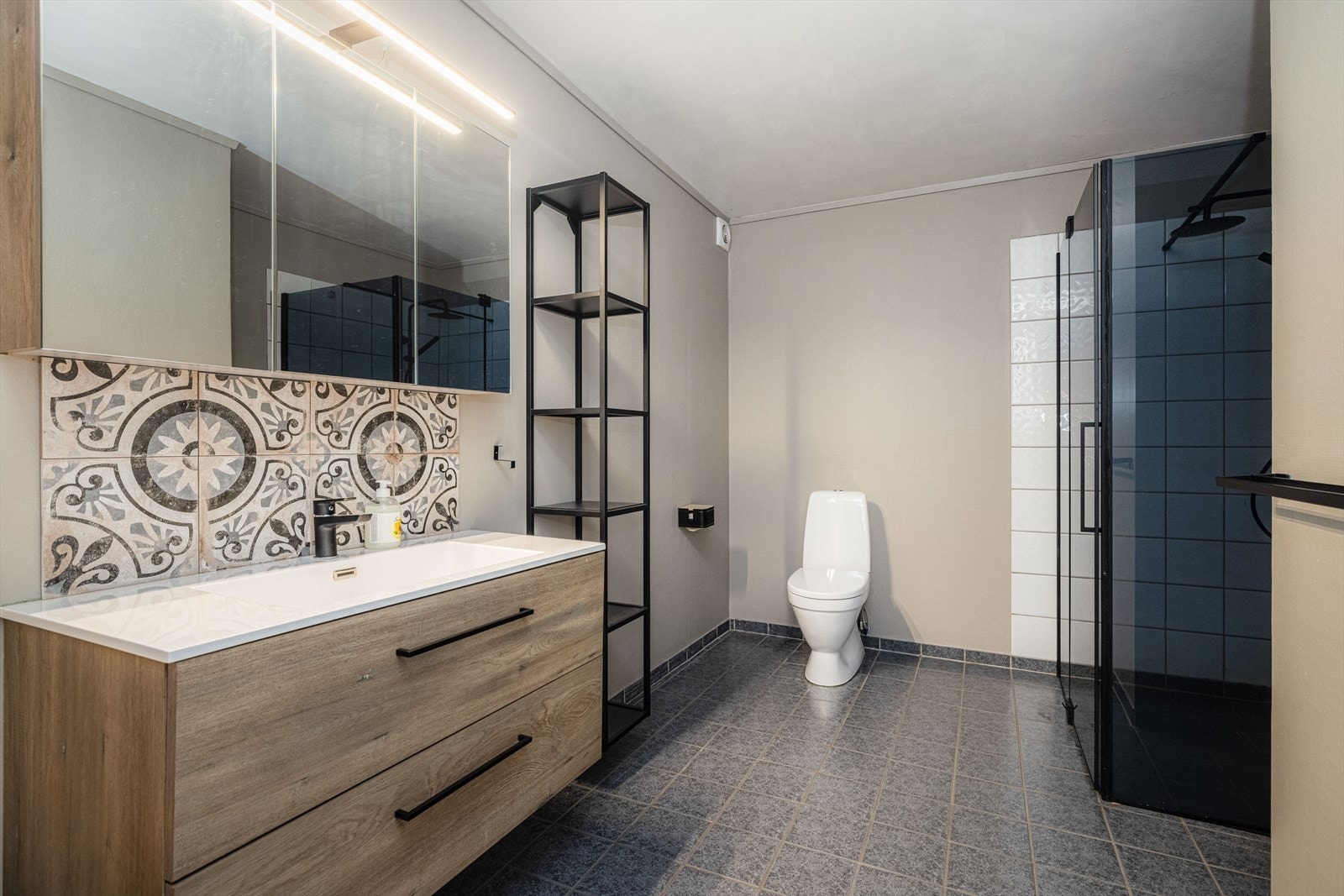 Tidligere eier har påkostet med nytt baderomsmøblement og dusjdører på baderom i 2021. Galleribilde